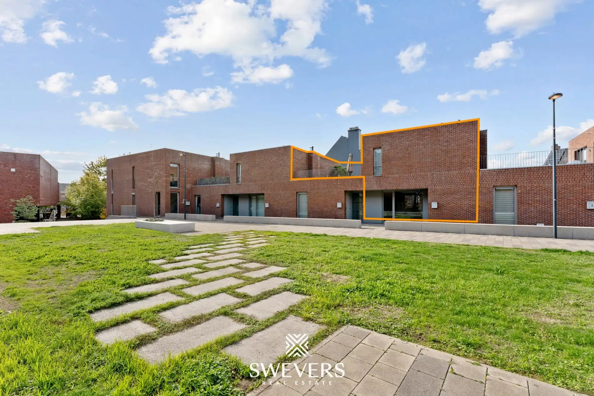 Recent en ruim duplex appartement (140m²) met 2 grote terrassen in centrum Diepenbeek foto 31