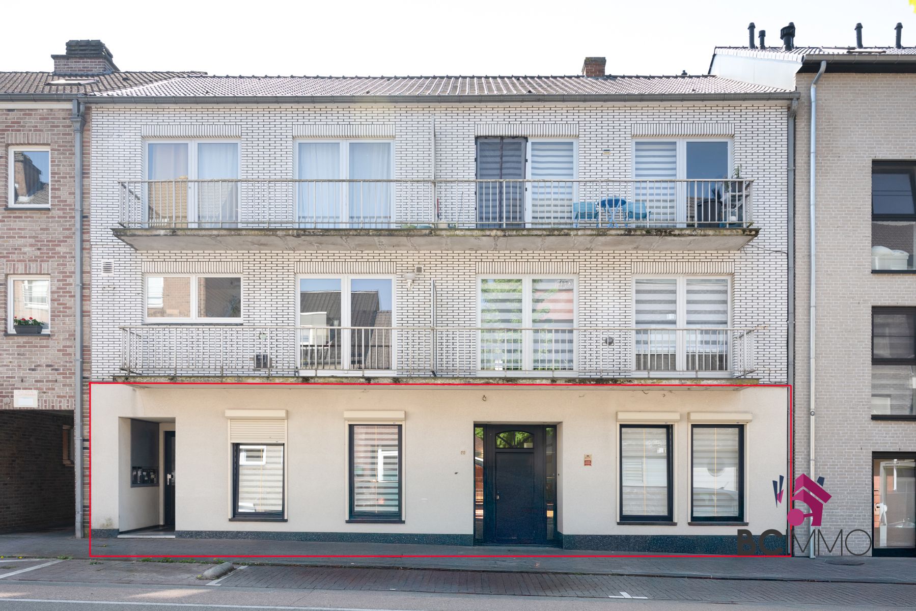Instapklaar gelijkvloers appartement met tuin, dubbele garage en staanplaatsen te Genk foto 2