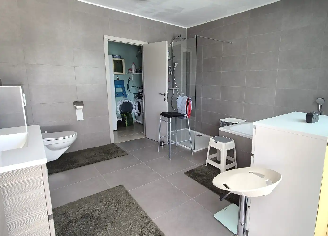 Instapklare gelijkvloerse parel met zwembad, zonnepanelen en ruimte voor zorg of professionele invulling foto 7