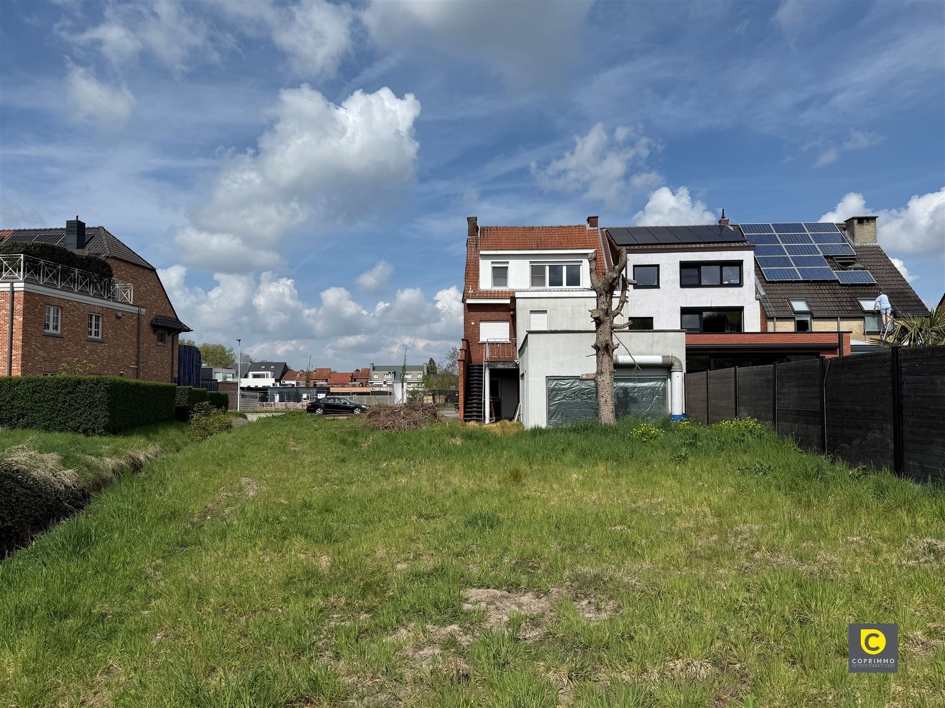 Te renoveren woning + bouwgrond foto 2