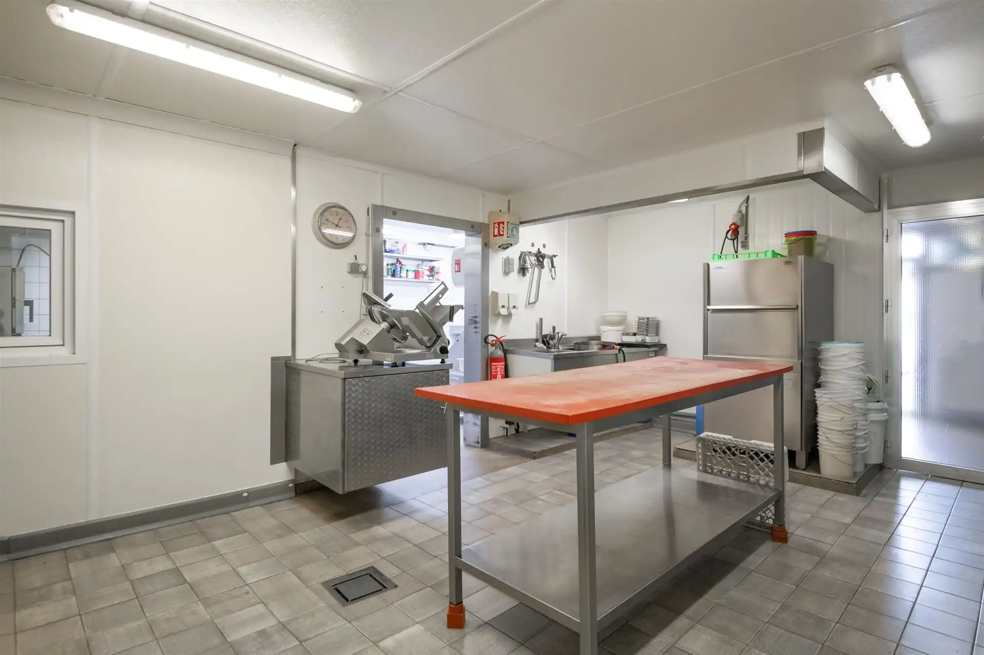 Veelzijdig commercieel pand met ruime woonst, terras en tuin foto 6