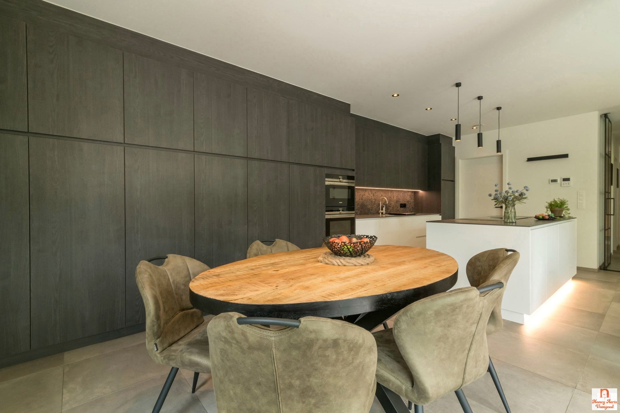 Ruimtelijk wonen met verfijnde afwerking in hartje Koersel foto 12
