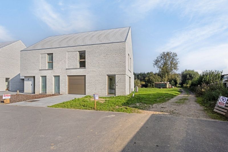 Prachtige moderne nieuwbouwwoning op Uniek stuk grond foto 1