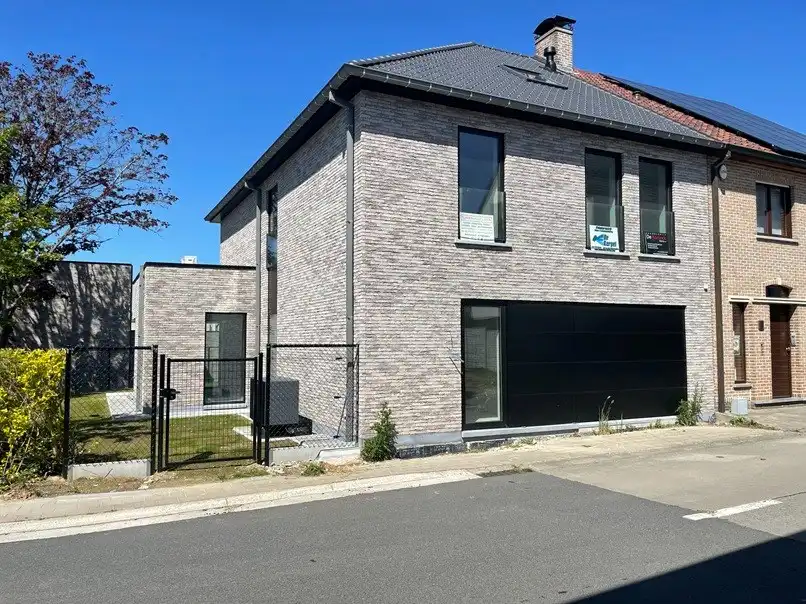Zeer ruime moderne halfopen nieuwbouwwoning met tuin/terras en garage foto 2