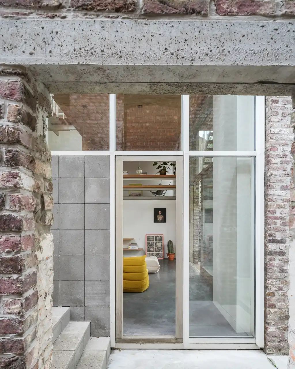Uniek vastgoed! Exclusieve en creatieve site met twee kantoorruimtes, een polyvalent handelspand, een short-staystudio en een bijzonder architecturale split-levelwoning met ruime tuin, op een boogscheut van het stadscentrum. foto 7