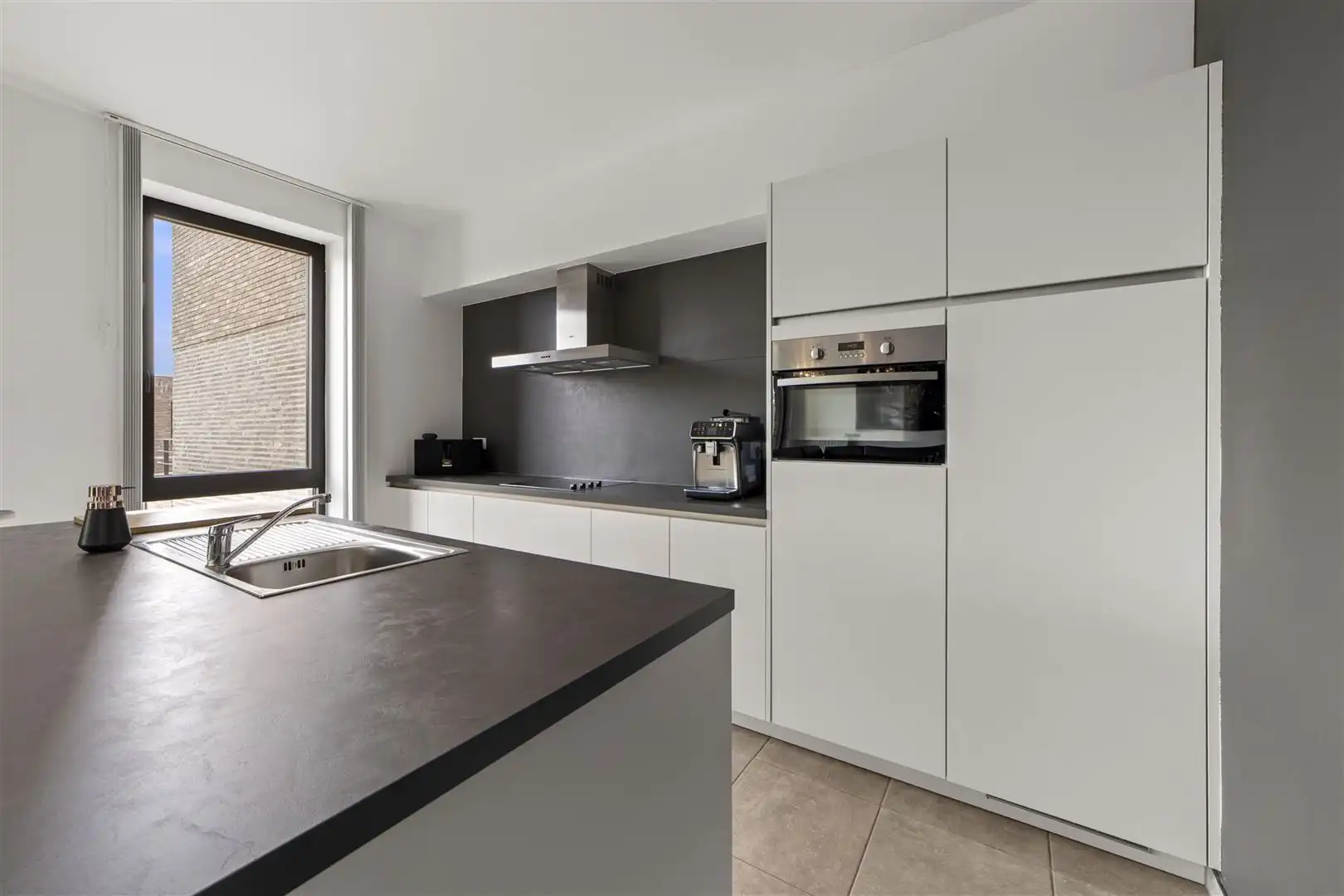 TE KOOP: Stijlvol appartement met zuidgericht terras én kanaalzicht in Hasselt! foto 8