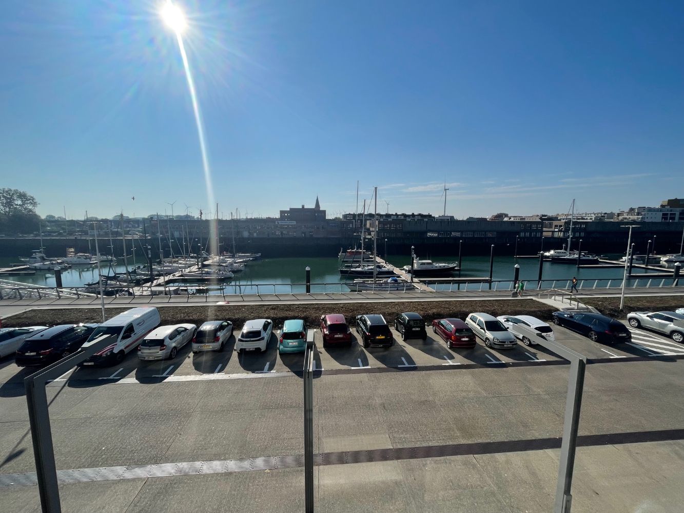 Ruime studio met zonnig terras en uitzicht op de boten  in de Haven van Zeebrugge . Er is een mogelijkheid om een garagebox in het gebouw bij te huren. En dit op het gelijkvloers. Dichtbij de gezellige restaurantjes in Zeebrugge. foto 8