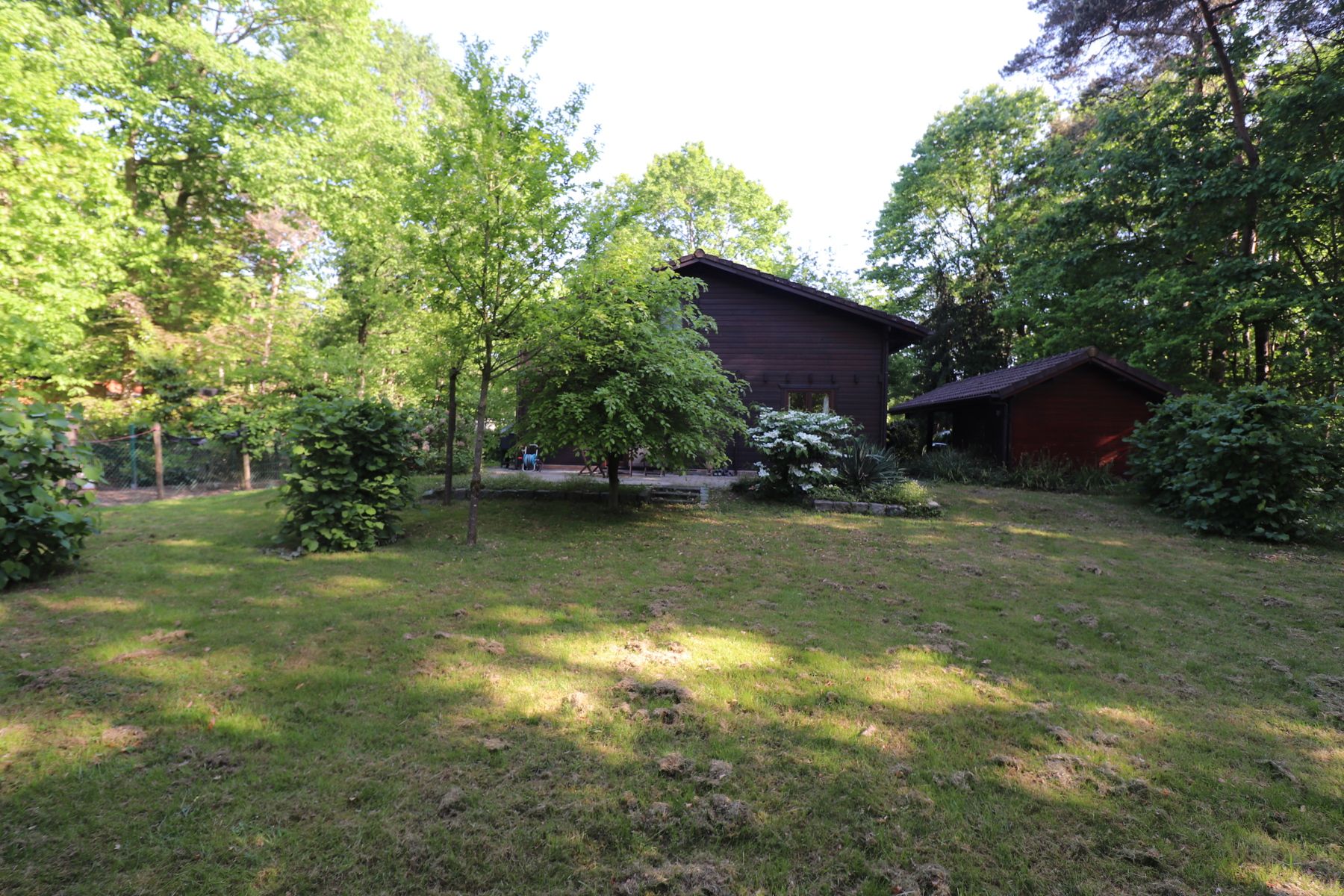 Een weekendverblijf met verdieping en met terras, carport en tuin. foto 8