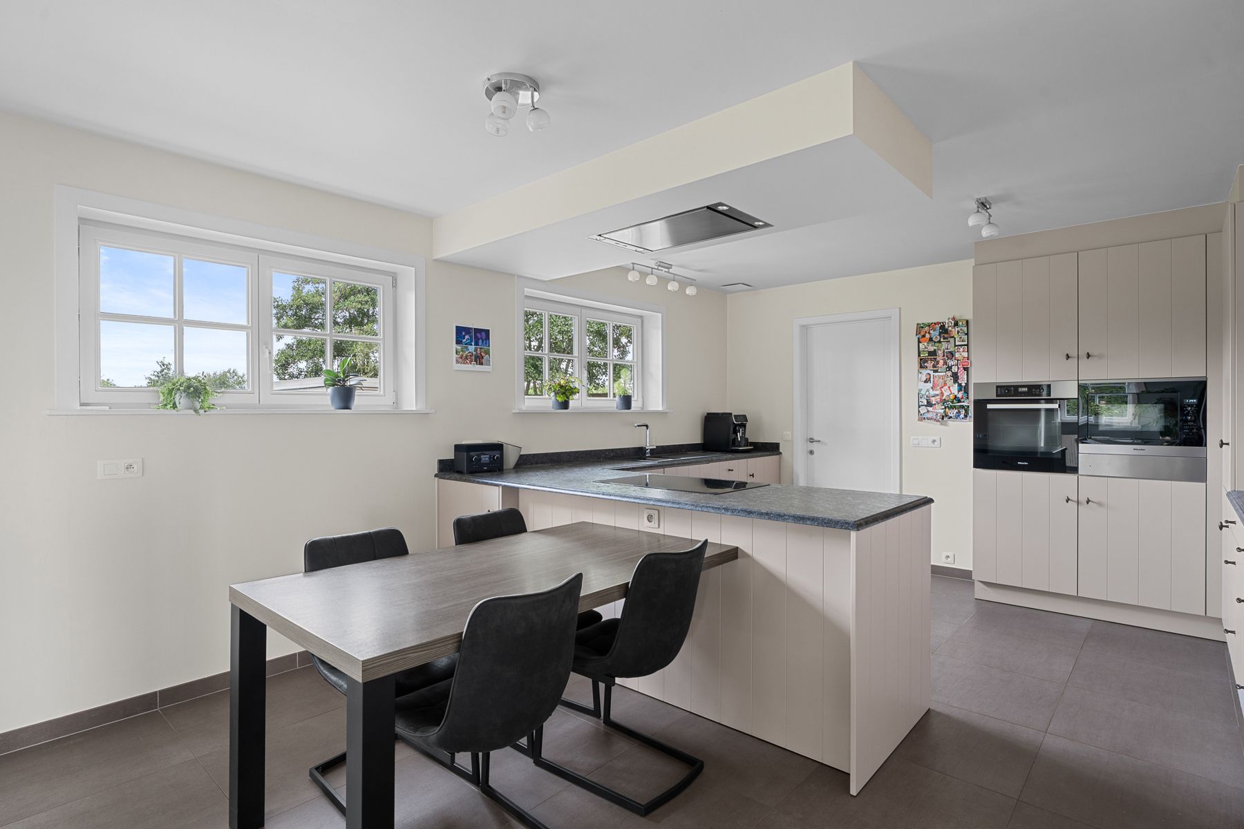 Exclusieve woning met klasse, ruimte en zicht op groen foto 8