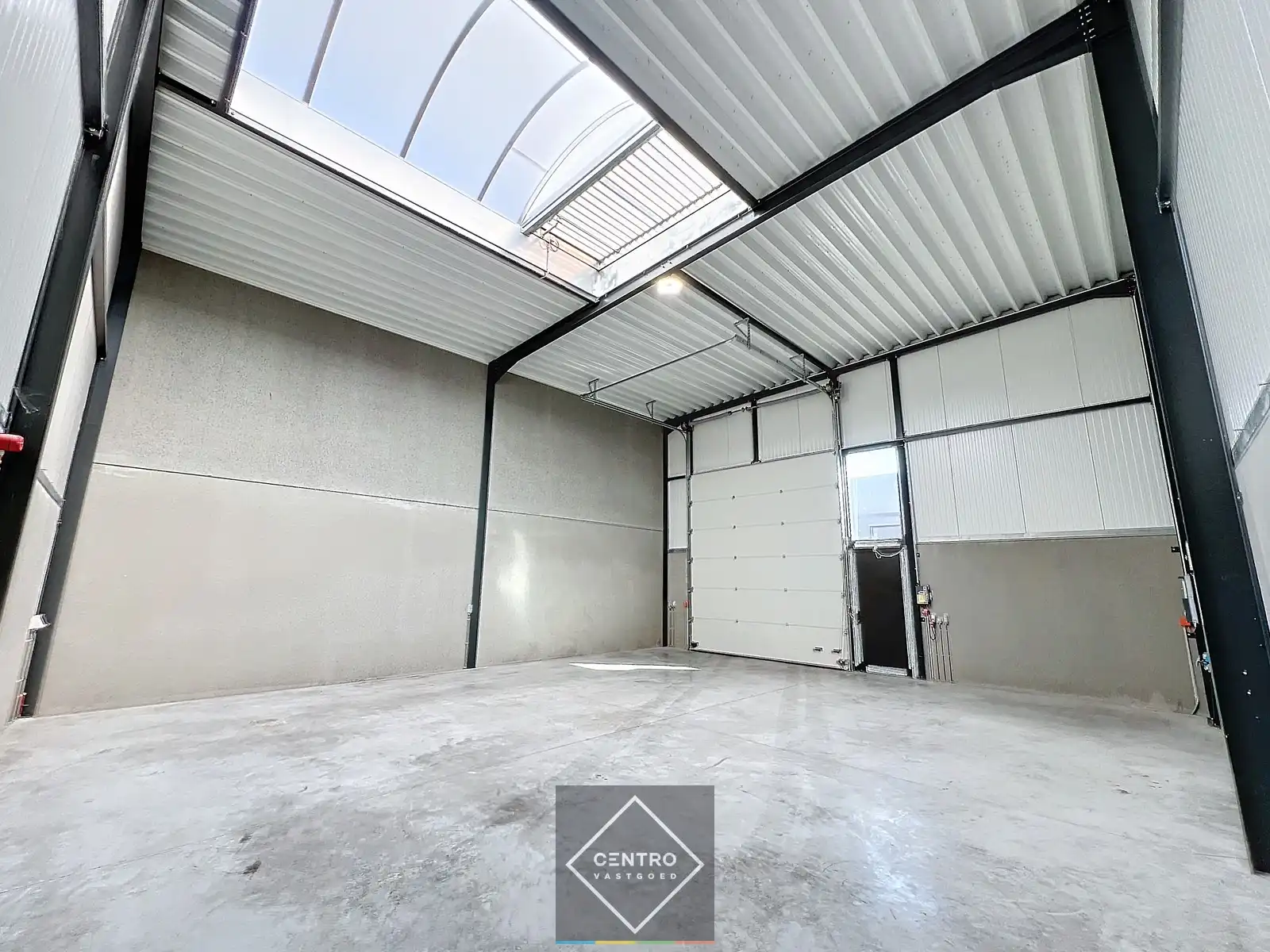 LOODS (132m²) voor OPSLAG inclusief private parkeerplaats voor de deur en vrije hoogte 6m op ambachtelijke zone te Ingelmunster. foto 6