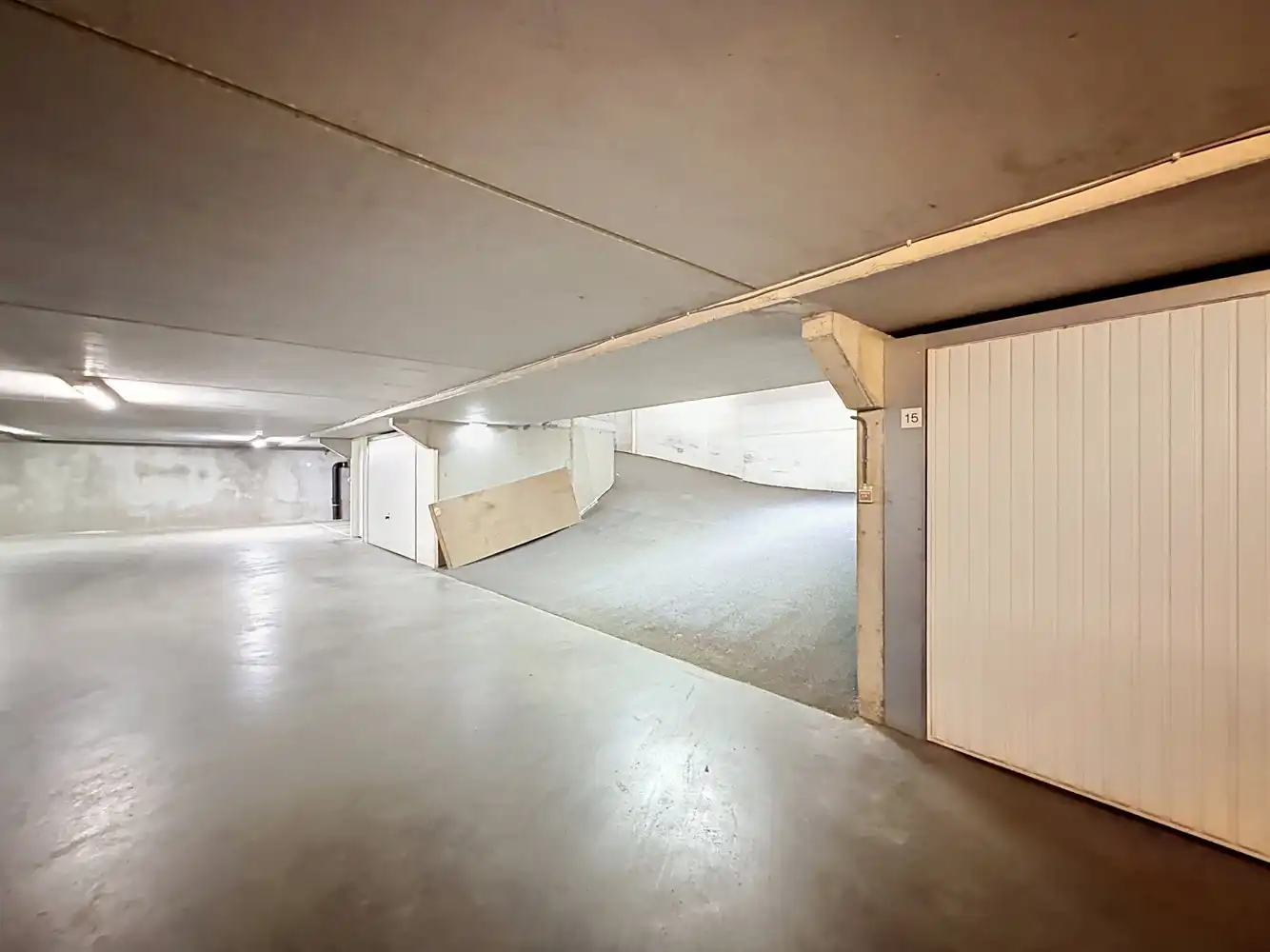 Gesloten garagebox achter de Zeedijk te Heist foto 3