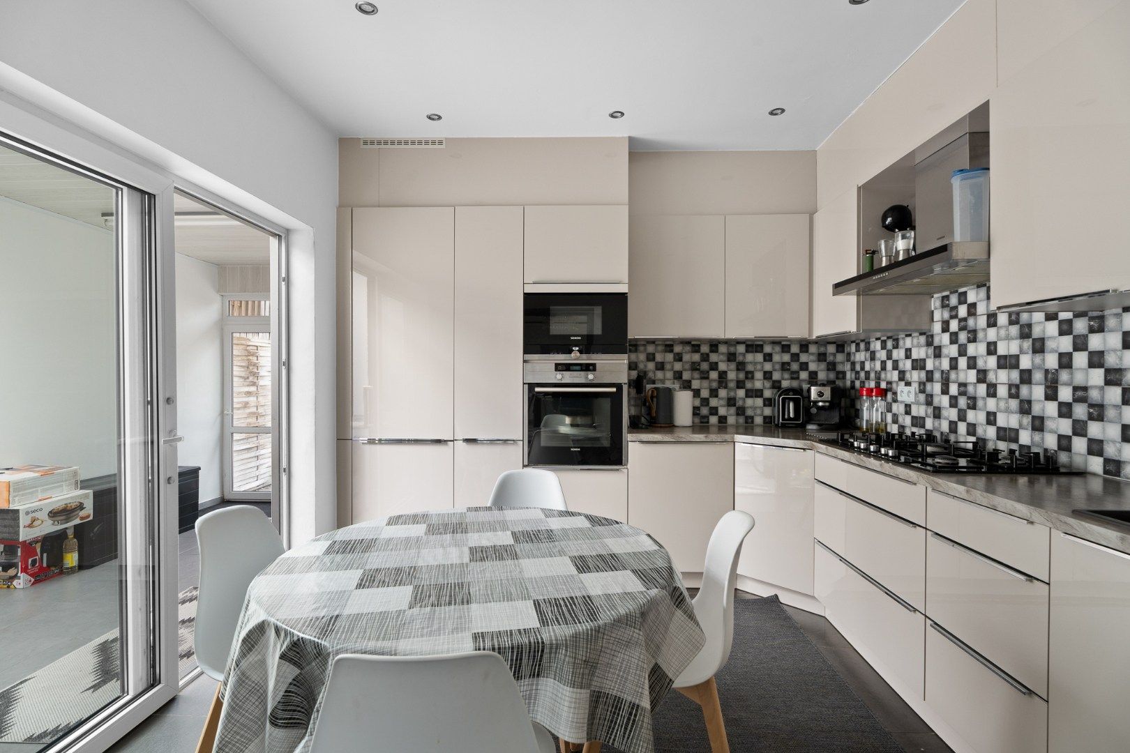 Instapklare  eengezinswoning met grote buitenruimte  in de Bloemekenswijk foto 10