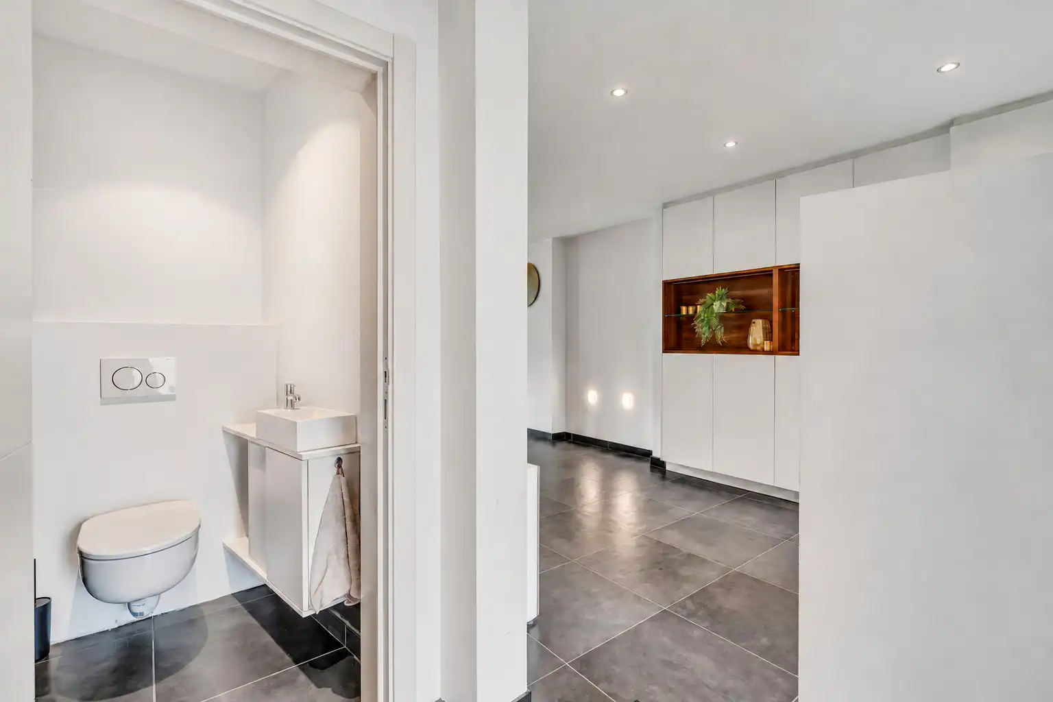 Ruime gerenoveerde gezinswoning met 4 slpks en garage foto 7