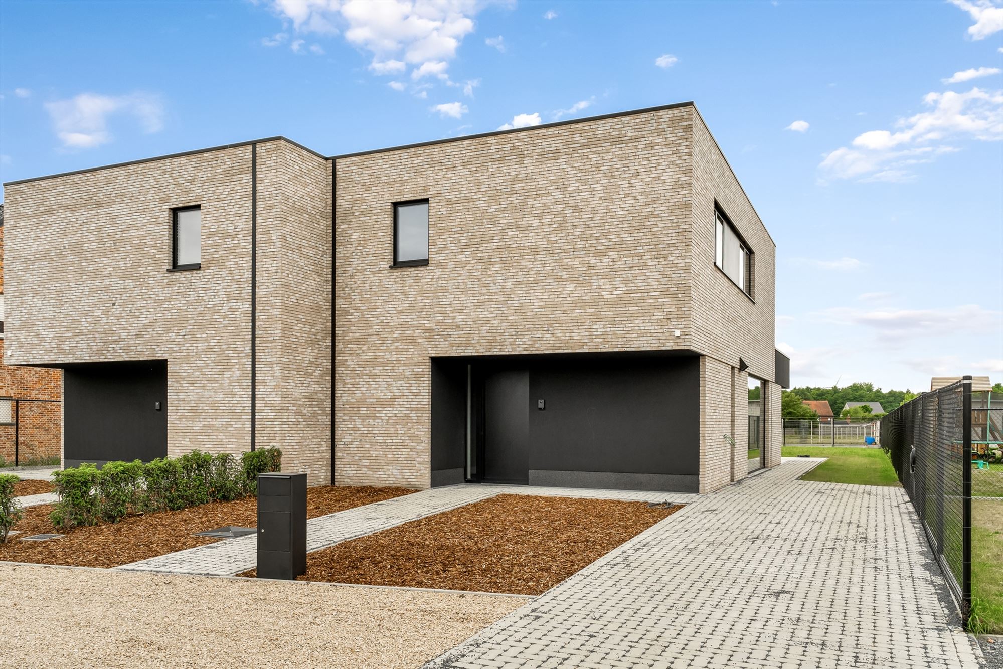 NIEUWBOUWWONING OP UITERST RUSTIGE DOCH CENTRAAL GELEGEN PERCEEL VAN CIRCA 500M² TE BEVERLO foto {{pictureIndex}}