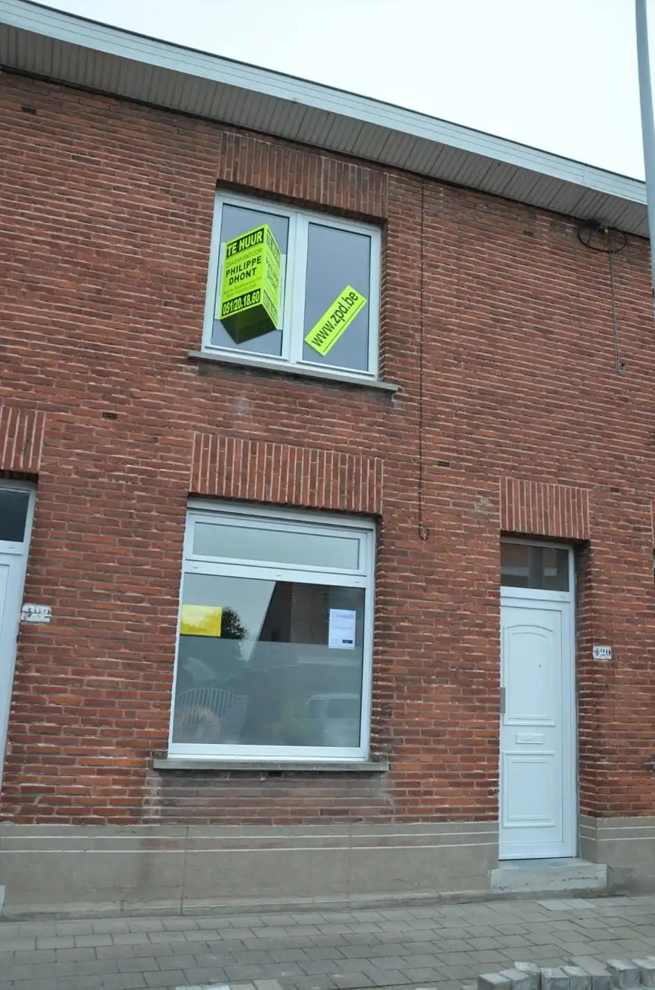 Volledig gerenoveerde, energiezuinige en instapklare rijwoning met garage, tuin en zonnepanelen in Roeselare foto {{pictureIndex}}