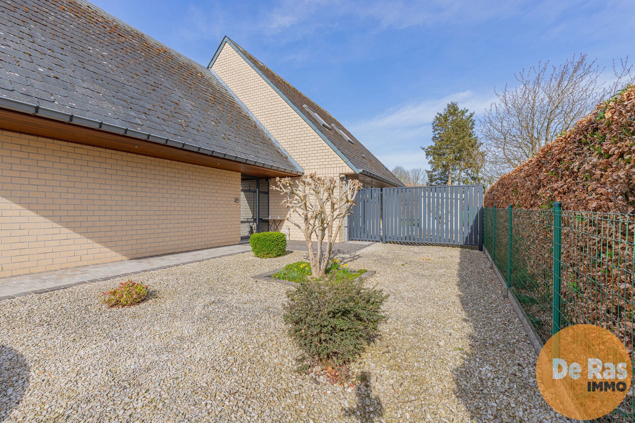 HILLEGEM - Villa in een rustige straat nabij invalswegen foto 3