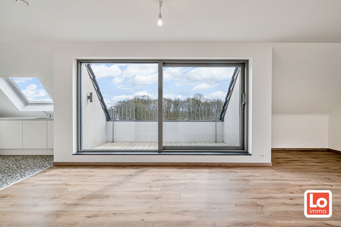 VERKOCHT! Modern 1-slaapkamer appartement met zuidgericht terras en overdekte autostaanplaats in hartje Zeveneken! foto 5