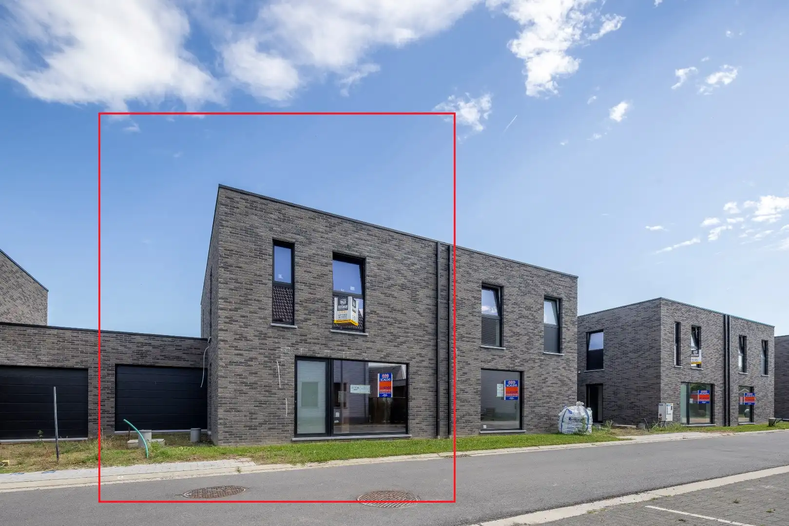 HALF OPEN NIEUWBOUW BEN-WONING MET 3 SLK, GARAGE, TERRAS EN TUIN foto {{pictureIndex}}