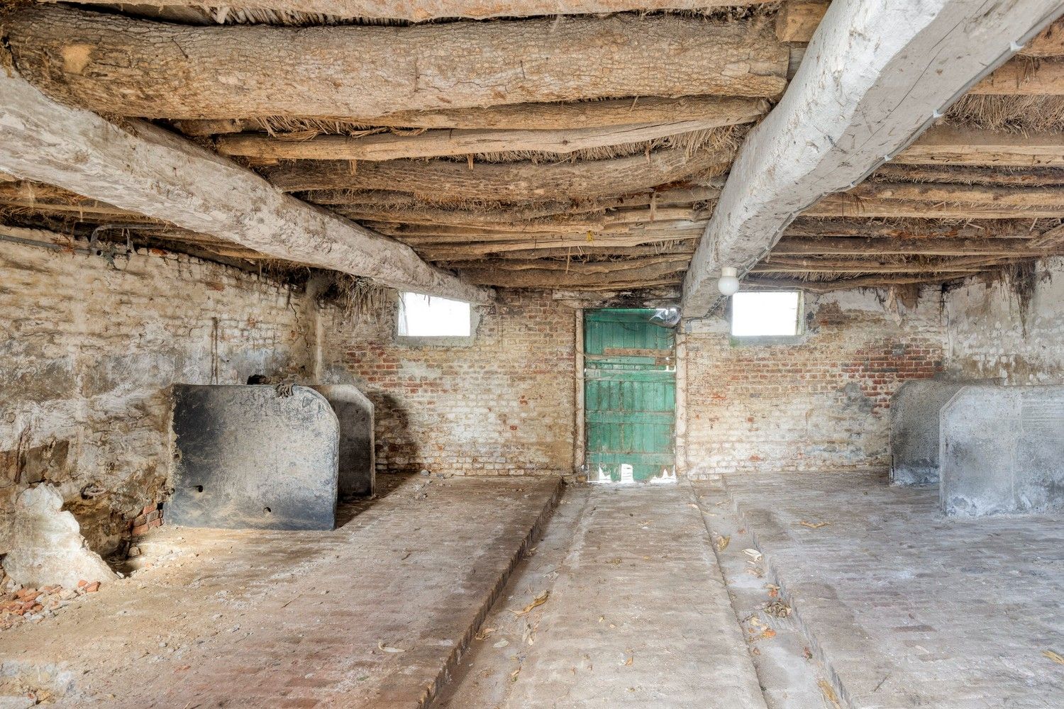 Beveren aan de IJzer: Charmant en historisch hoevetje met woonhuis, diverse stallingen, loods en weide op 3.967m² totale grondopp. foto 23