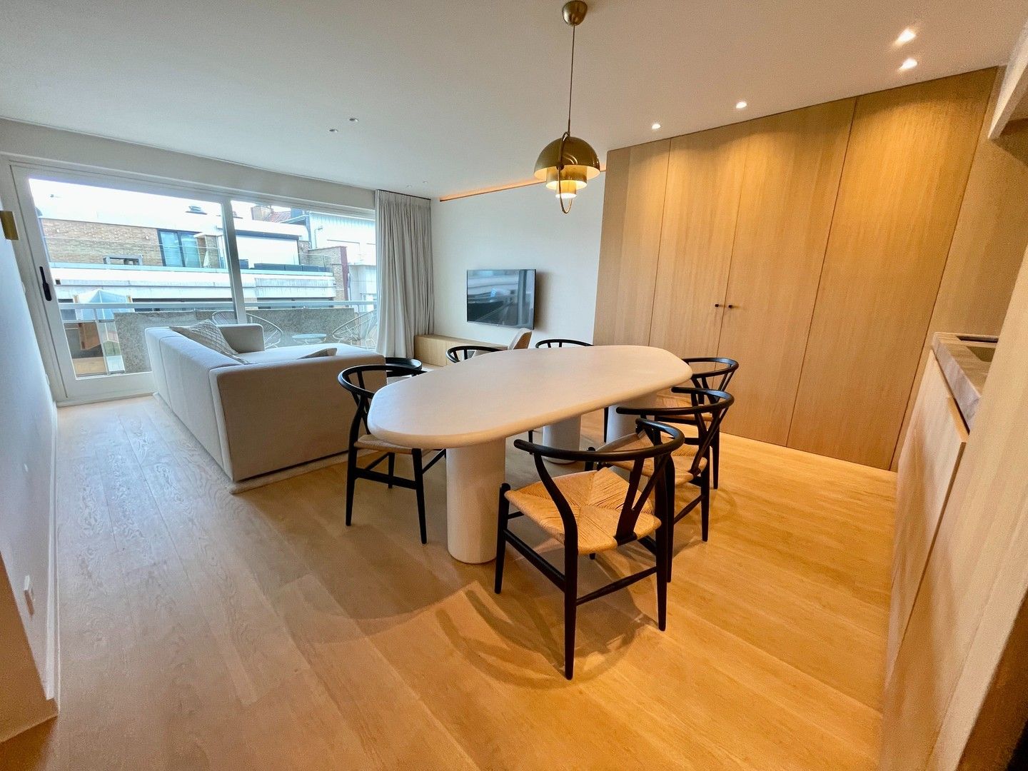 Prachtig afgewerkt, gemeubeld twee slaapkamer appartement heel goed gelegen op de Kustlaan foto 3