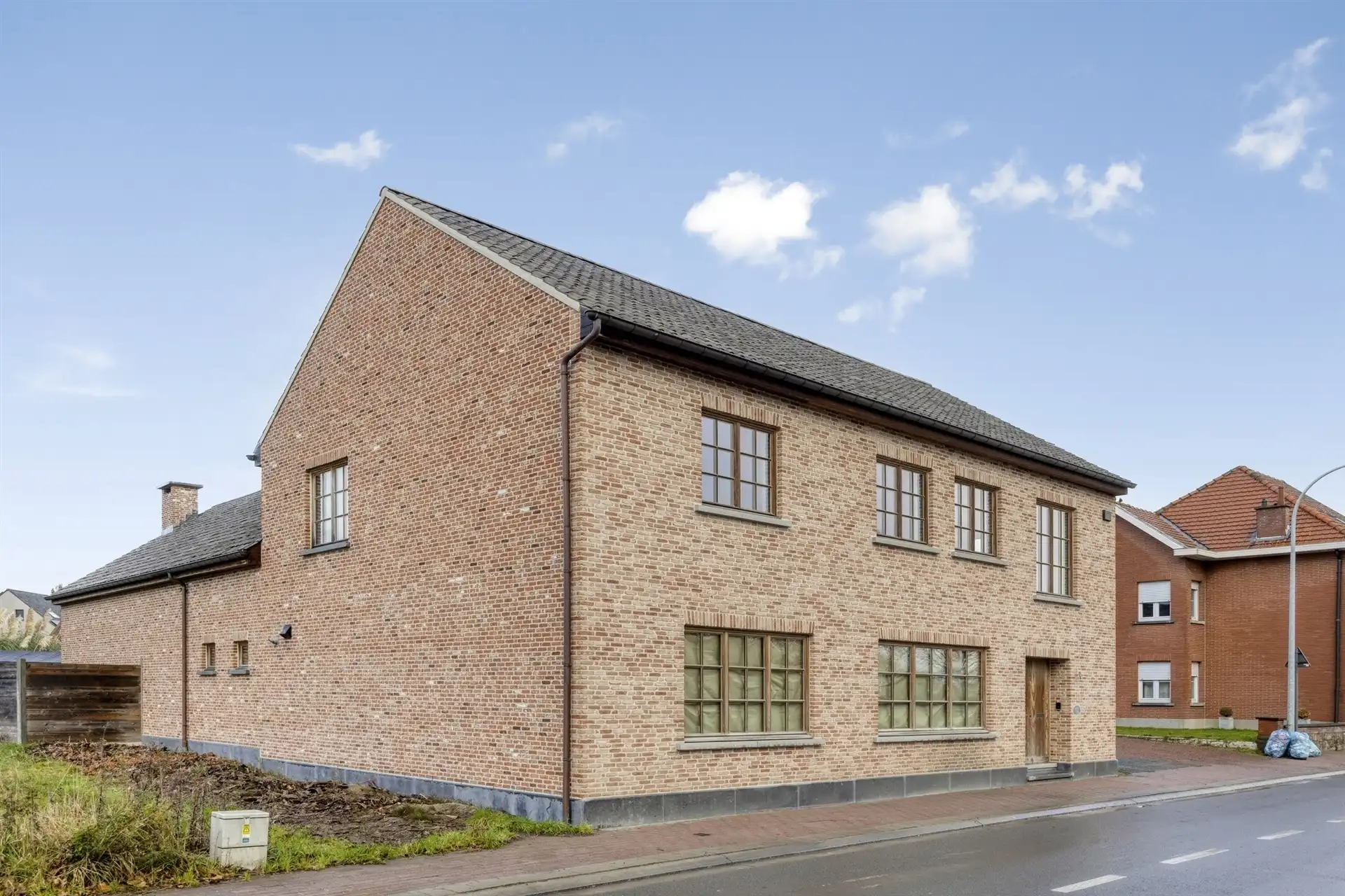 Volledige gerenoveerde woning met loods foto 3