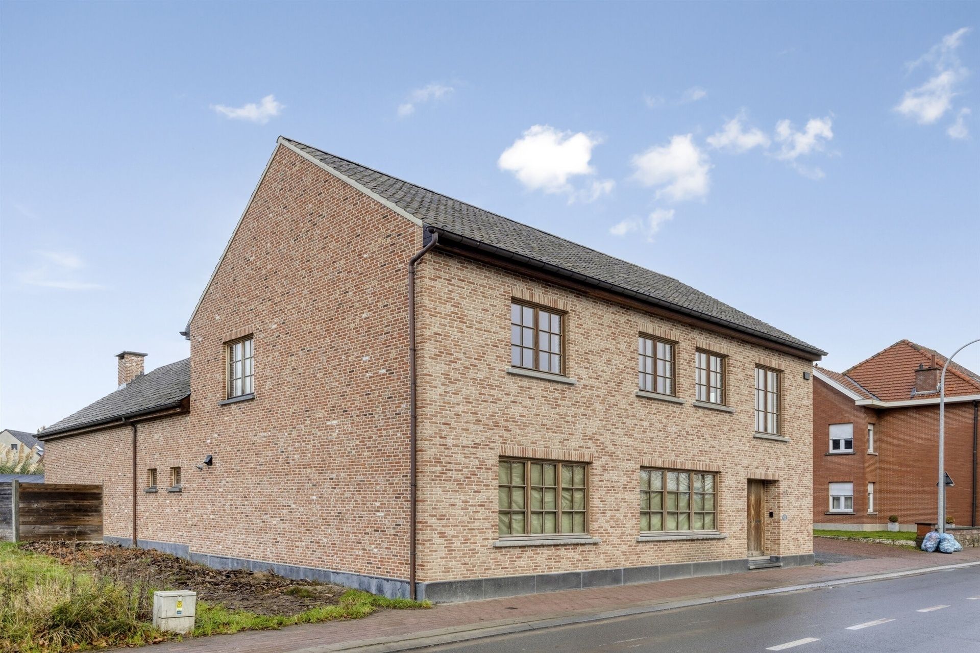 Volledige gerenoveerde woning met loods foto 3