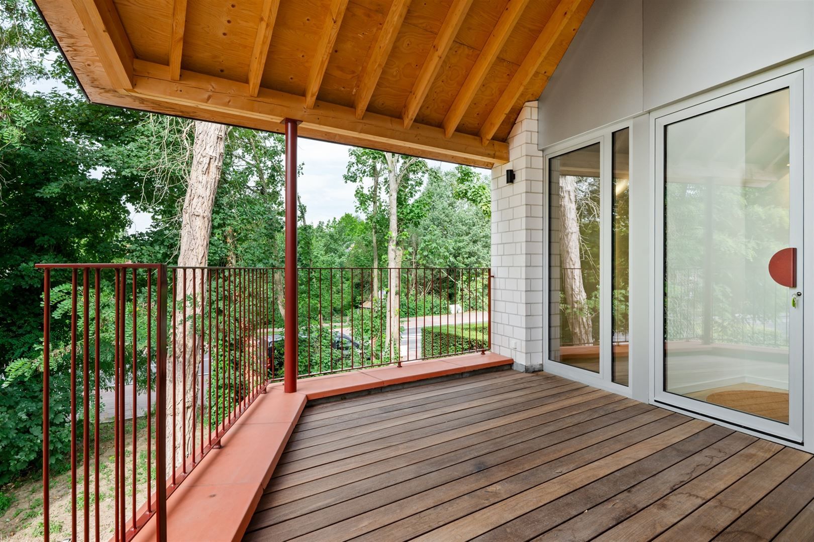 Luxe nieuwbouwappartement met terras, tuin en parking. foto 3