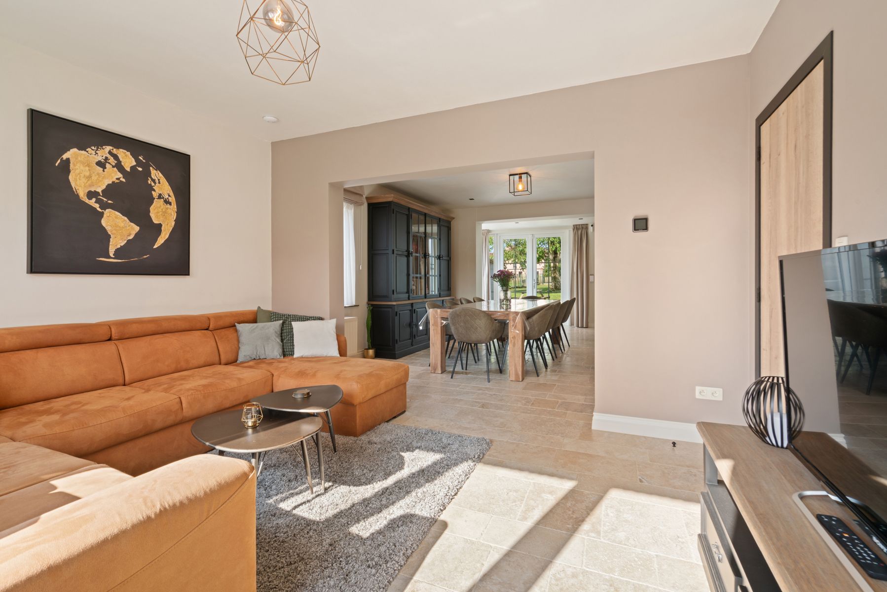 Instapklare halfopen bebouwing  met 3 slaapkamers op 1324 m² foto 2