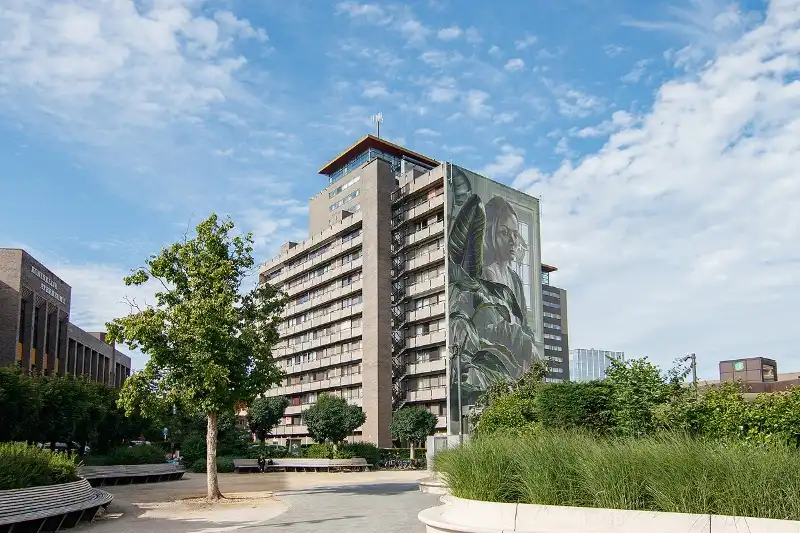 LICHT OP TE FRISSEN 2-SLAAPKAMERAPPARTEMENT MET GEMEENSCHAPPELIJKE PARKEERPLAATSEN VOOR BEWONERS OP TOPLOCATIE BINNEN DE KLEINE RING! foto 2