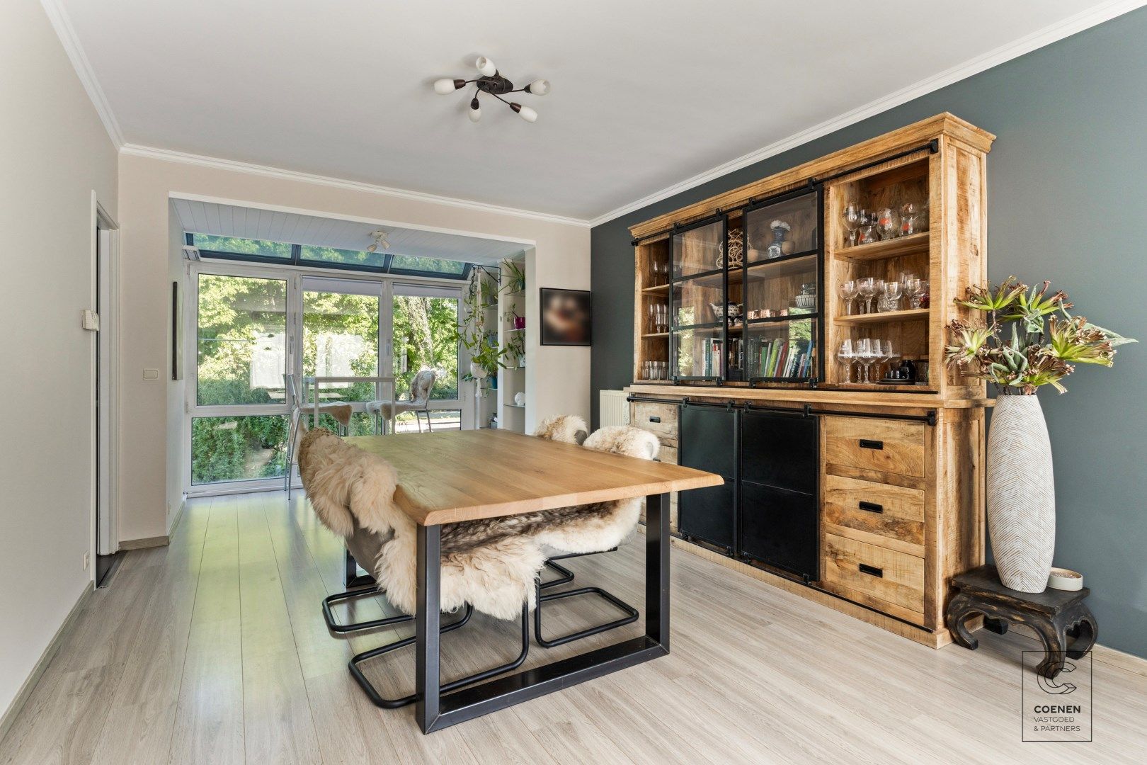 Instapklare bel-étage woning van 158 m² met drie slaapkamers op toplocatie te Linkeroever! foto {{pictureIndex}}