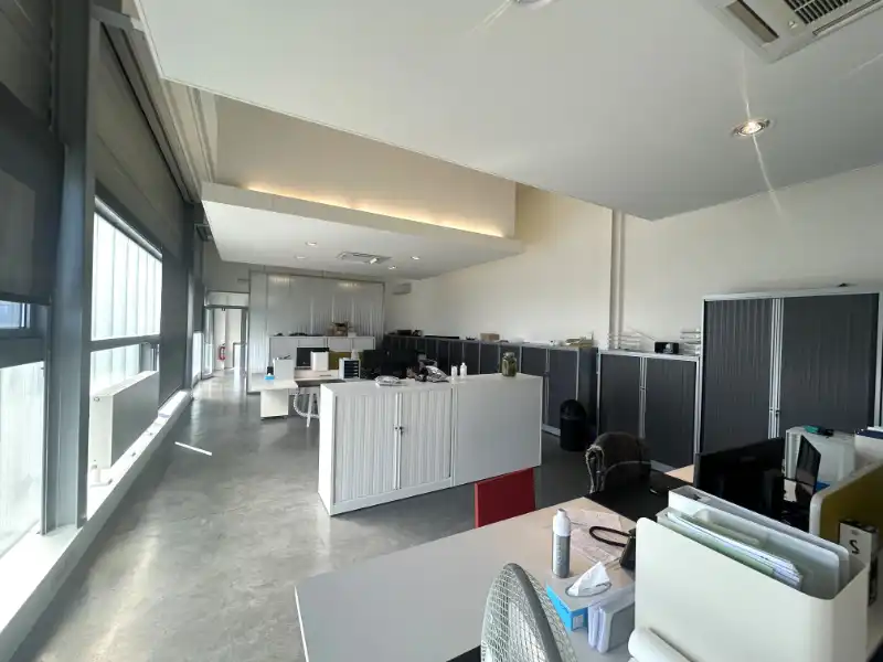 Moderne KMO-unit met 299 m² kantoren en 324 m² magazijn – nabij R4 foto 10