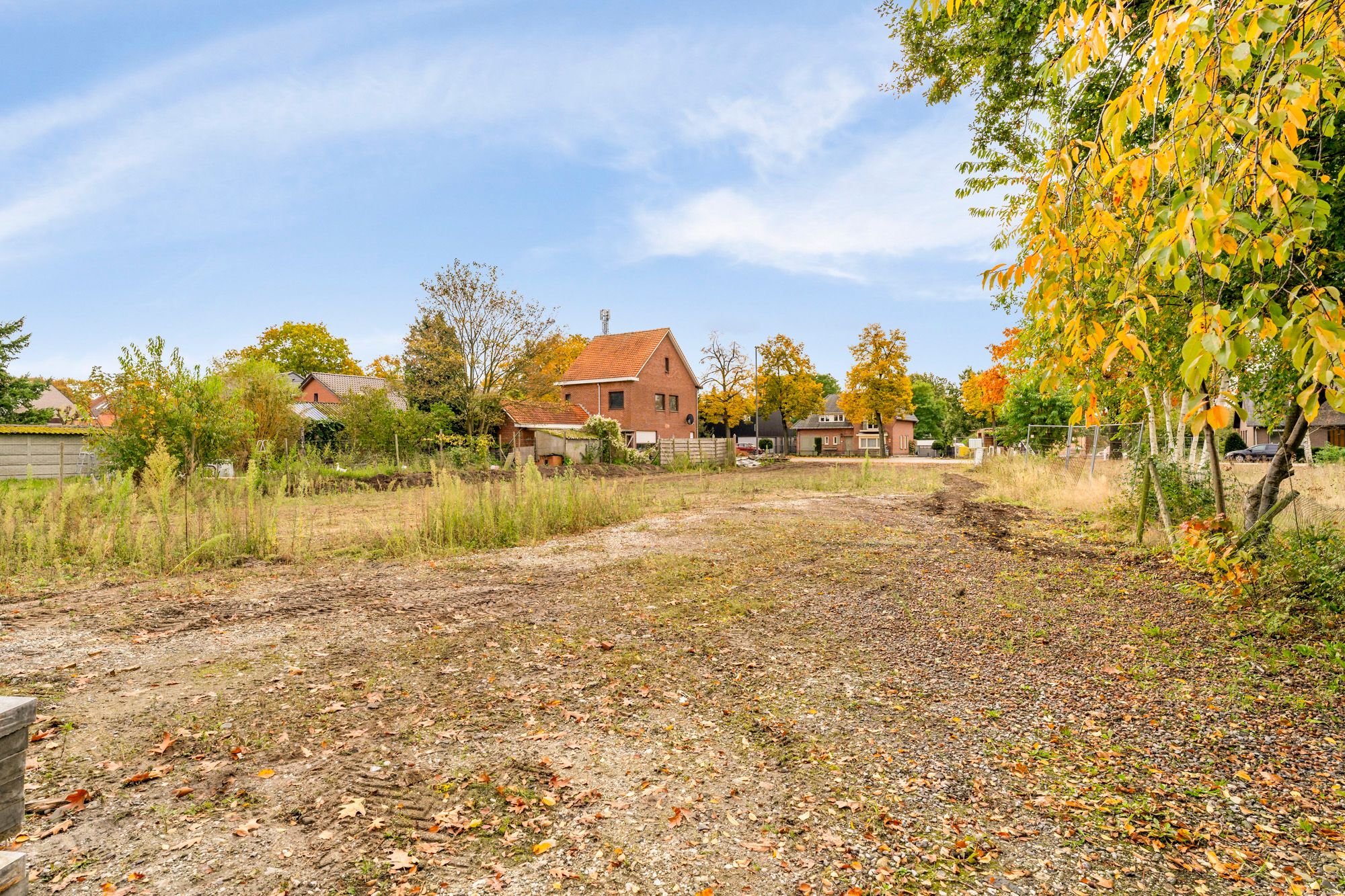 KNAPPE BOUWKAVEL (+-17A) OP GROENE, DOCH CENTRALE EN GUNSTIGE LOCATIE IN LOMMEL! Deze bouwkavel met maar liefst een oppervlakte van +-17a biedt de mogelijkheid voor het bouwen van een prachtige eengezinswoning op een heerlijke plek. Zo zijn basisschool, supermarkt, bakker, apotheek, horeca op fietsafstand bereikbaar. Centraal tussen Lommel en Leopoldsburg gelegen. foto {{pictureIndex}}