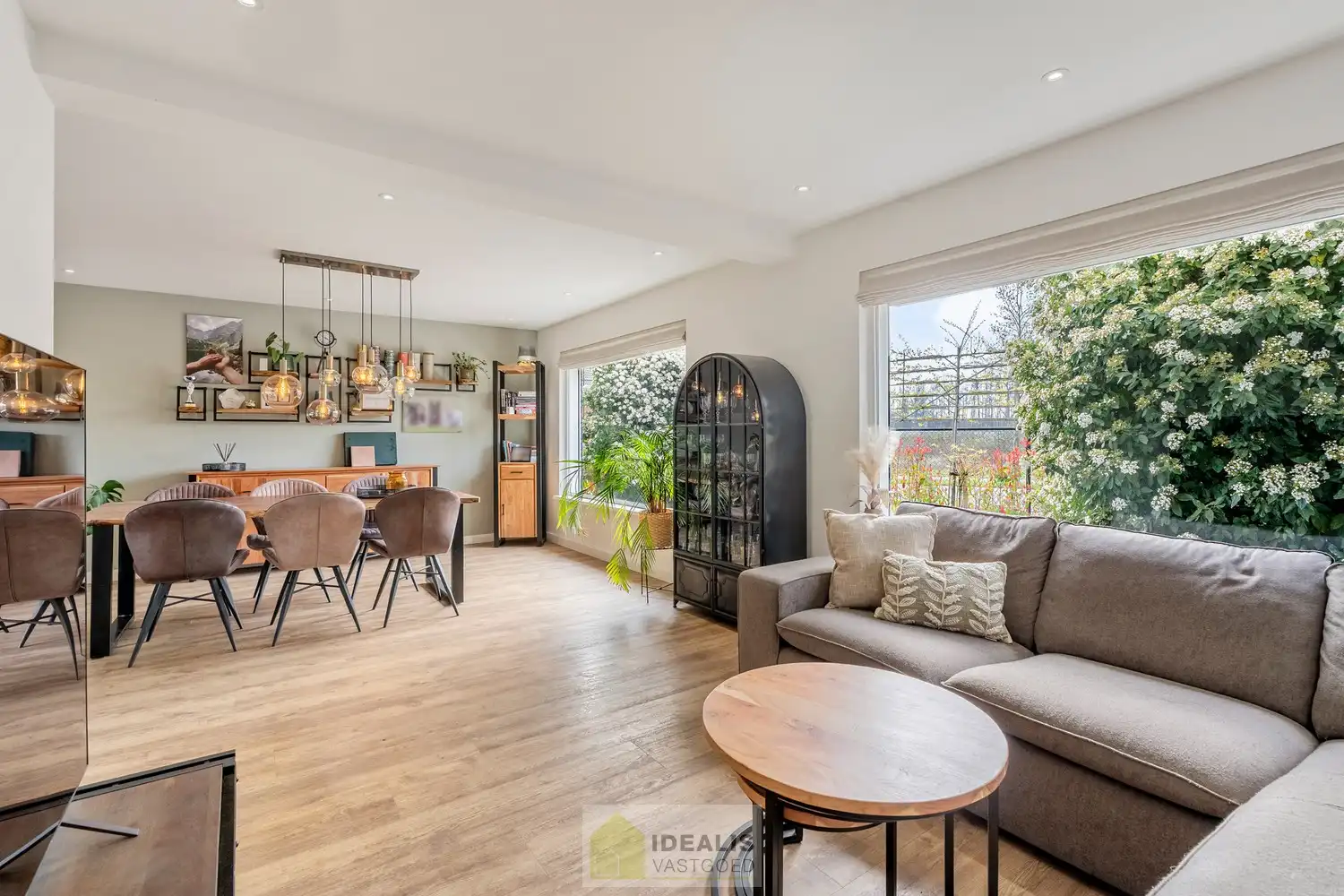 Recent gerenoveerde en perfect onderhouden eengezinswoning met lichtrijke leefruimte, praktisch uitgeruste keuken, 3 slaapkamers, knappe badkamer en knap bijgebouw! foto 10