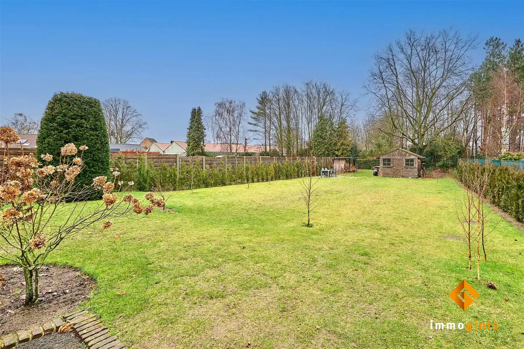 Verrassend ruime, gelijkvloerse woning met 3 slaapkamers en inpandige garage op een mooi perceel van 12a55ca!  foto 22