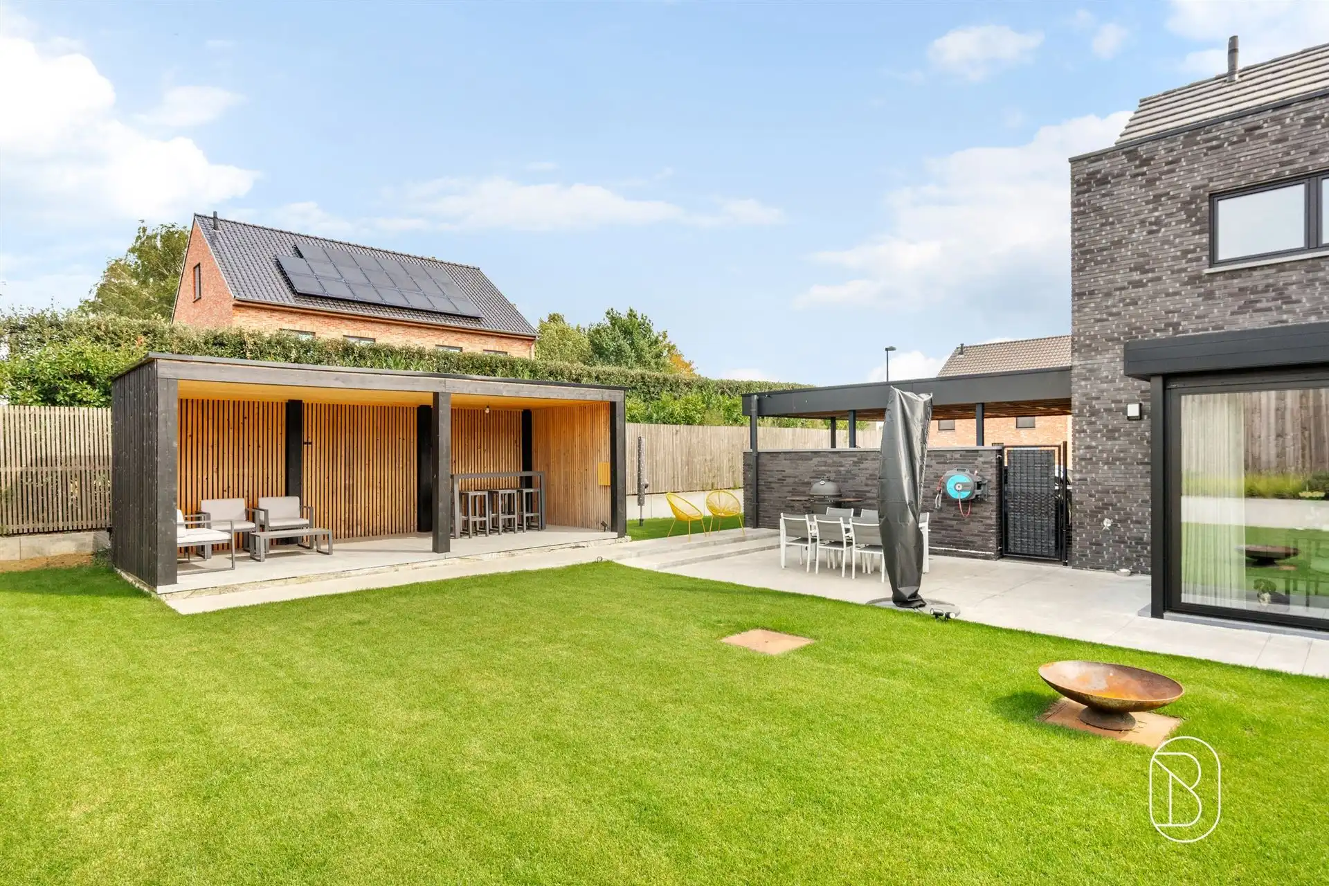 Topgelegen recente moderne woning foto 6