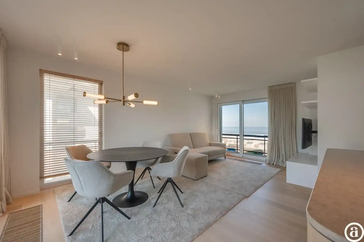 Luxueus gerenoveerd hoekappartement met zeezicht vlakbij de wandeldijk in het Zoute. foto 2