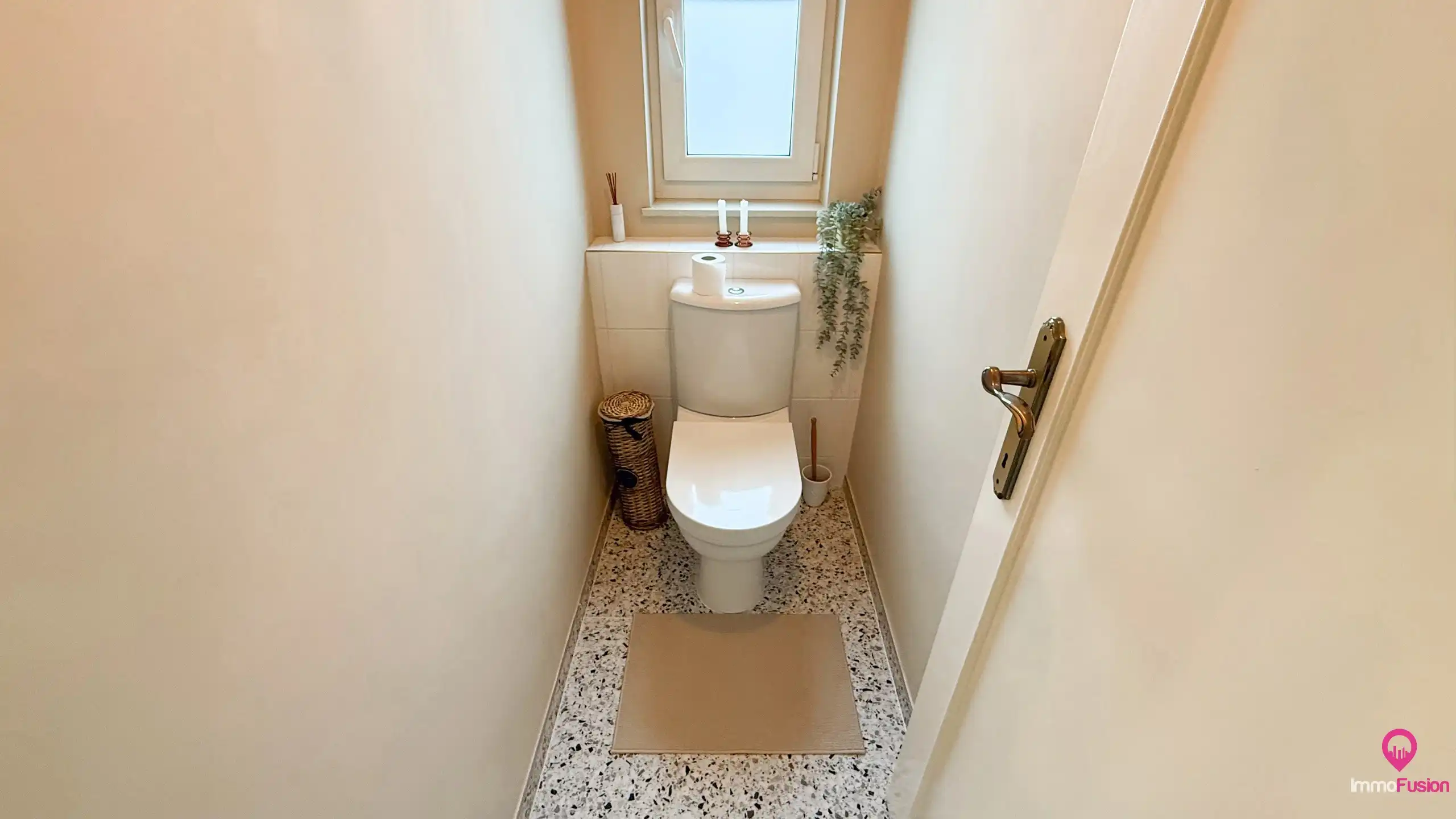 Ruime gerenoveerde gezinswoning met 4 slaapkamers op perceel foto 45