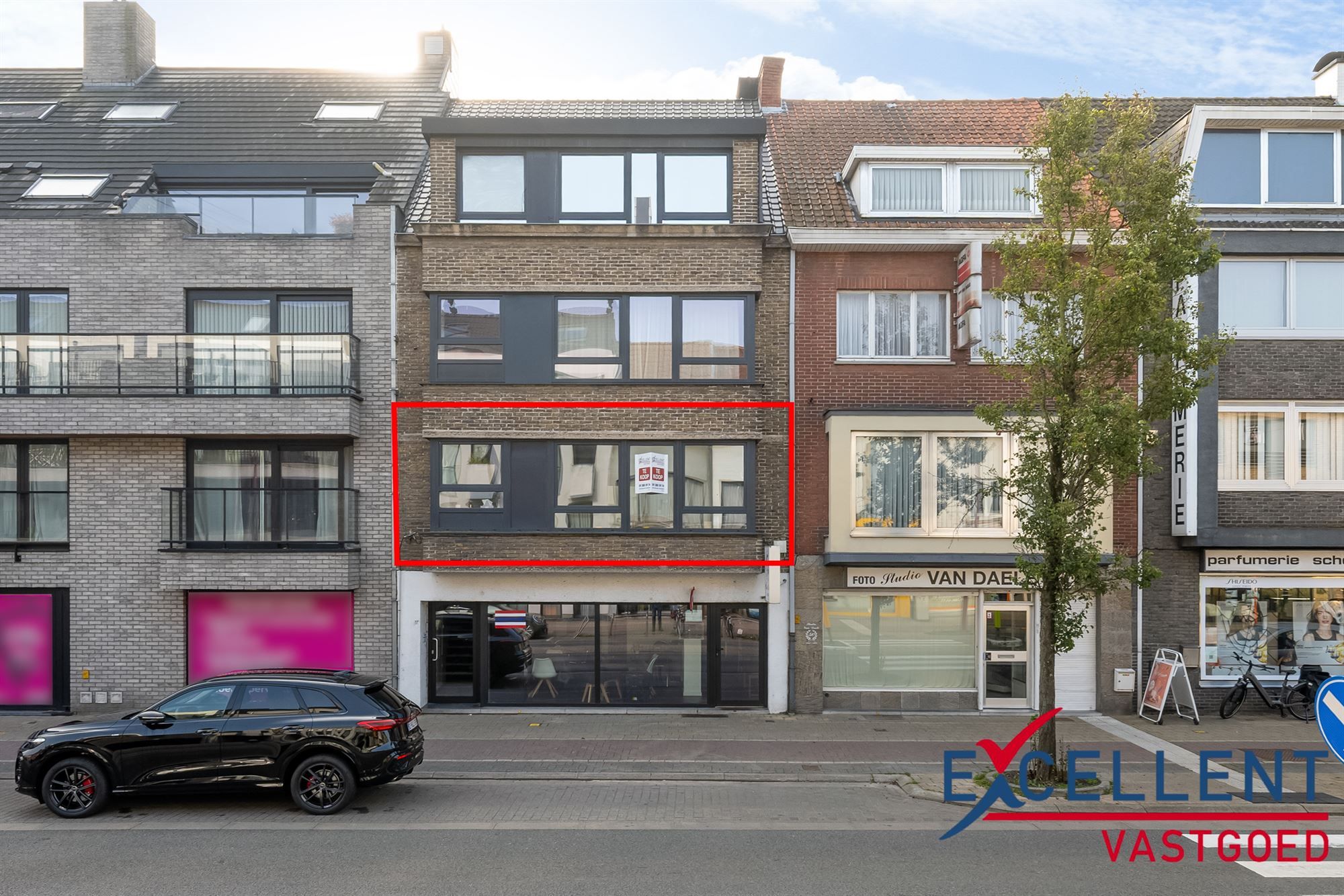 Instapklaar en gerenoveerd appartement centrum Deinze te koop foto {{pictureIndex}}