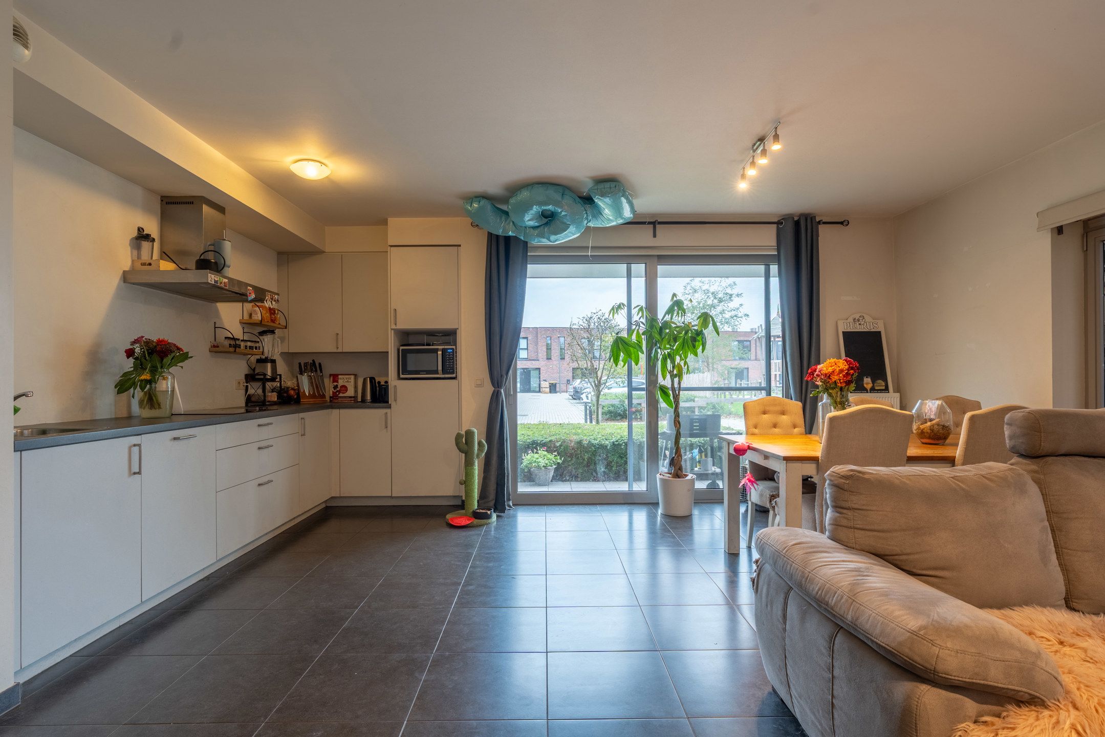 Gelijkvloers app met 2 slpk en autostaanplaats te Turnhout. foto {{pictureIndex}}