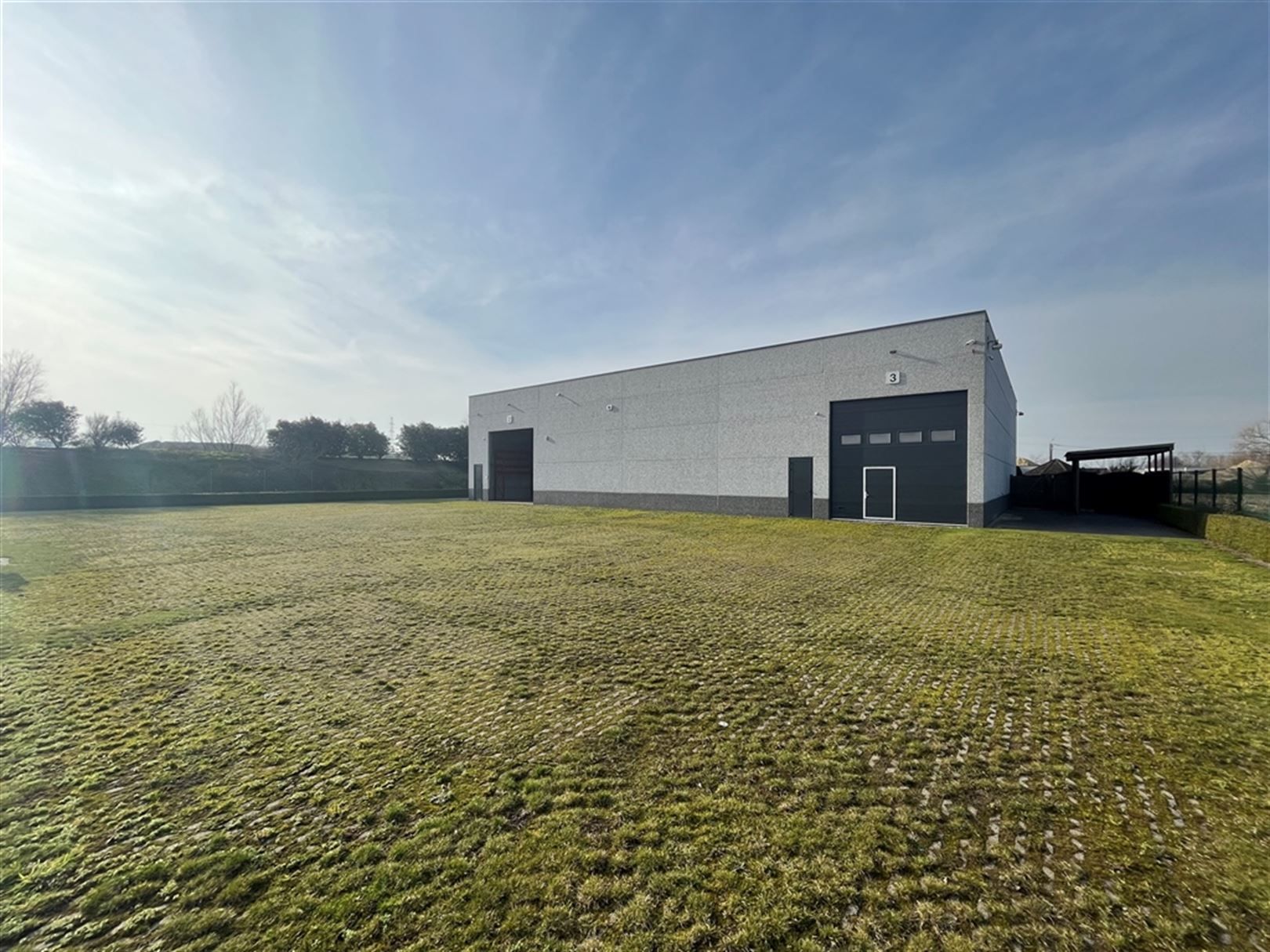 Magazijn + kantoor op zichtlocatie langs E17 foto 2