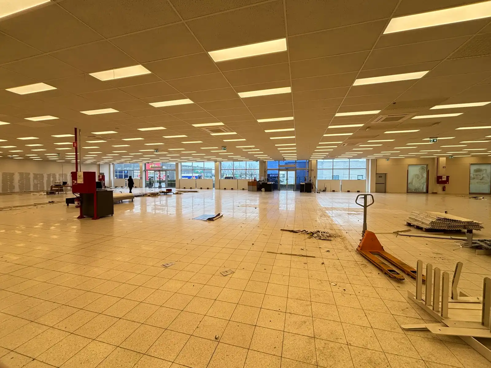 Baanwinkel van 1.700 m² te huur in Oostende foto 4