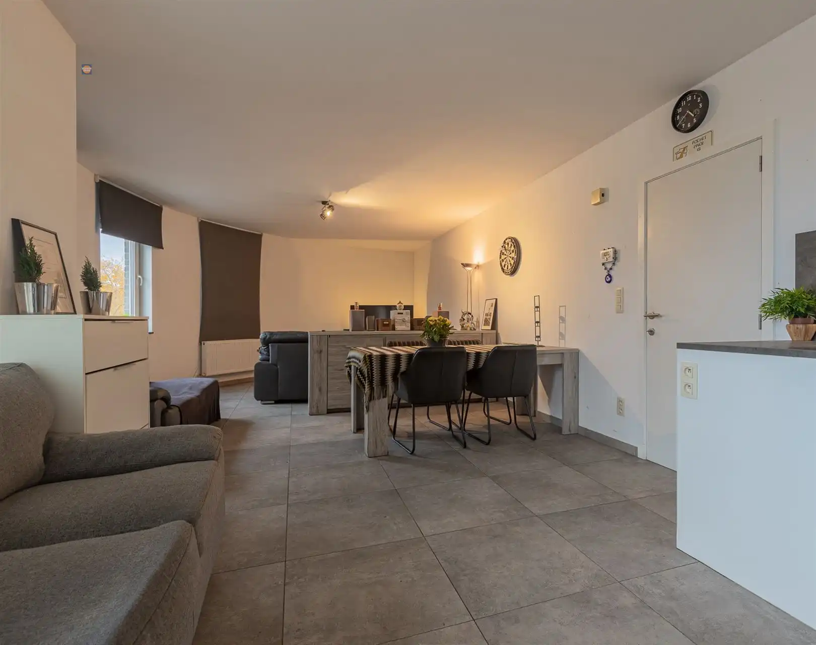 Ruim 3-slpk appartement met 2 autostaanplaatsen foto 3