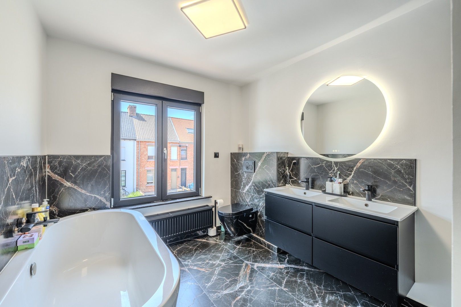 Ruime gerenoveerde woning foto 12