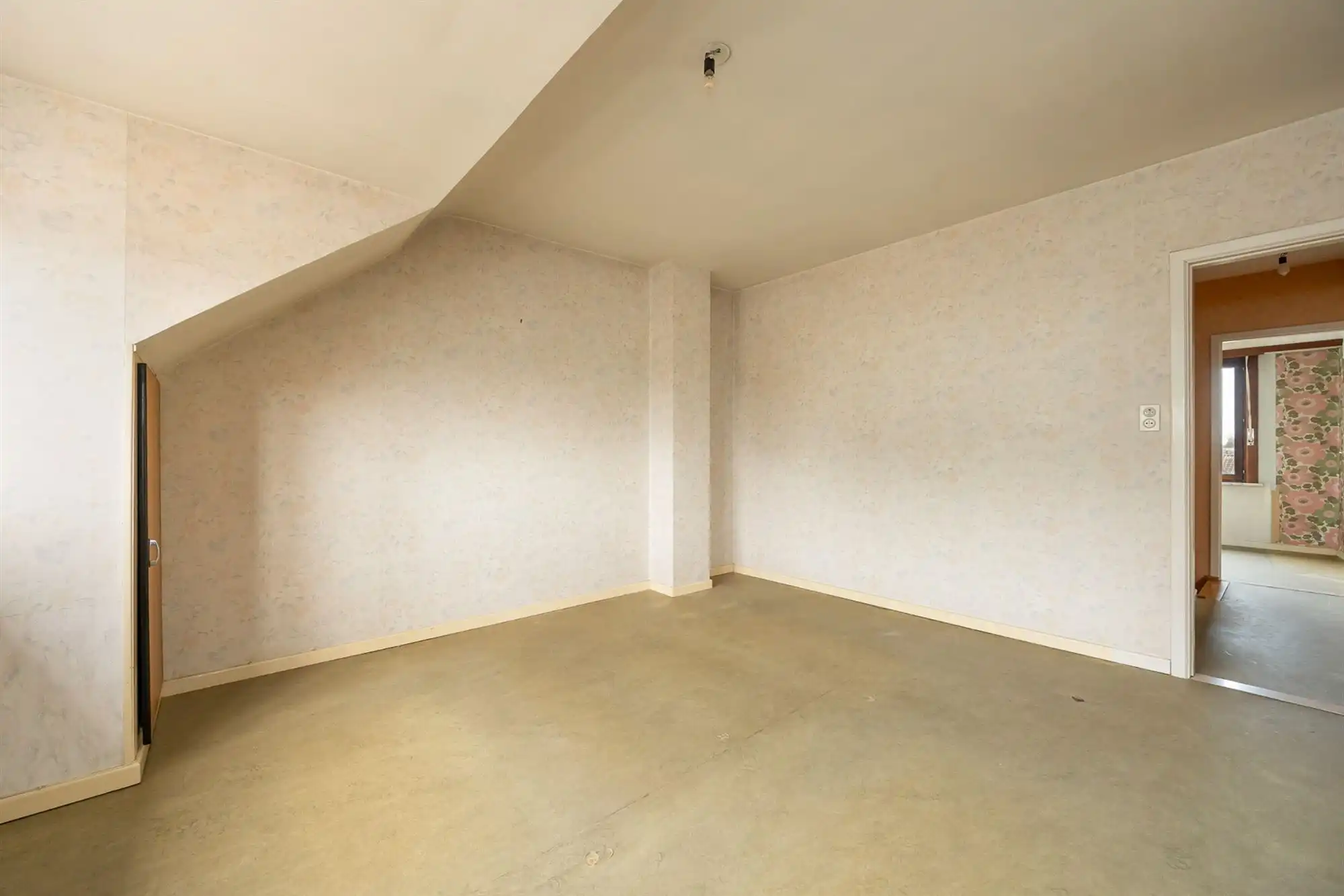 Te renoveren rijwoning met garage en tuin foto 15