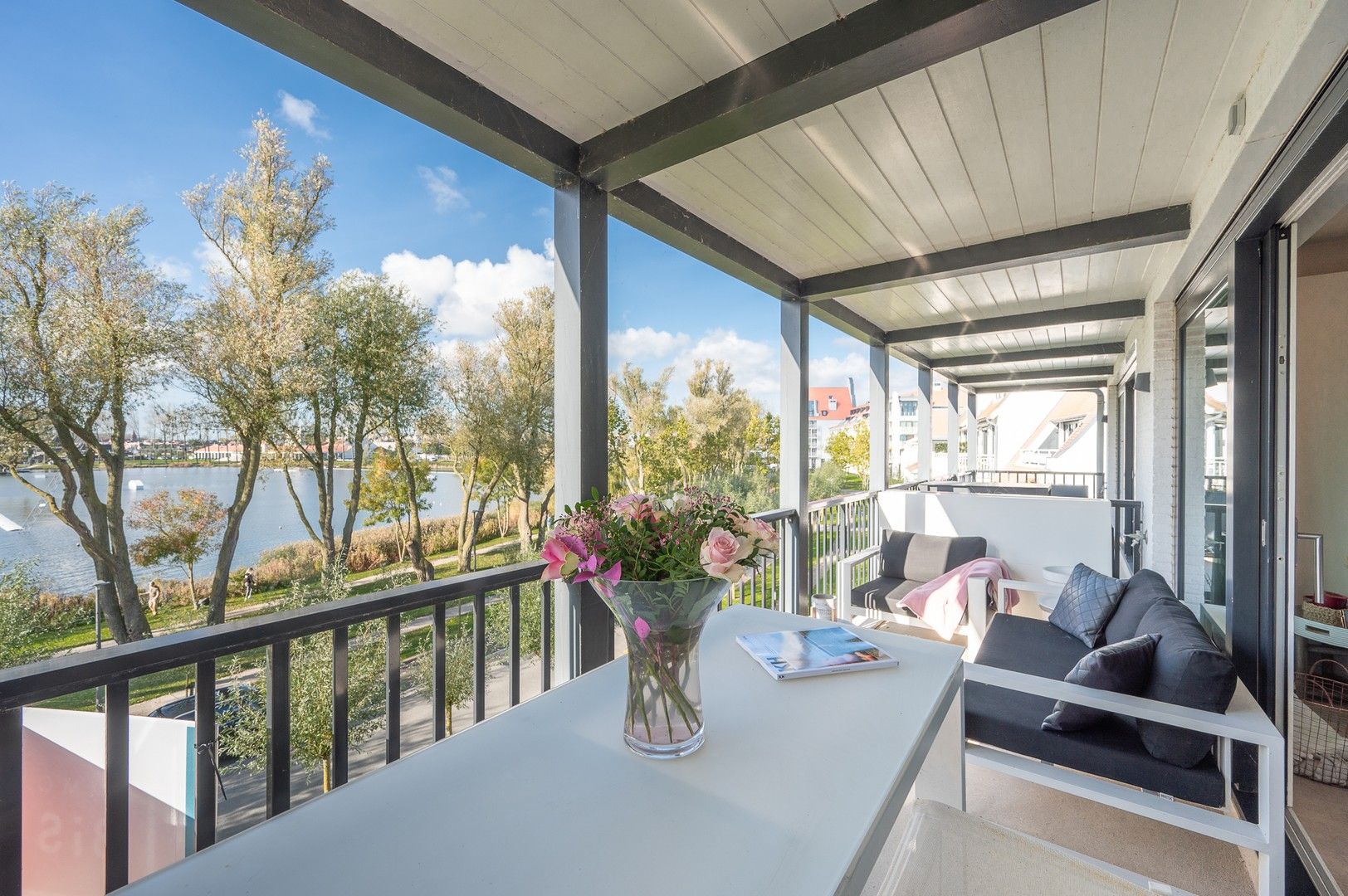 Prachtig appartement met frontaal zicht op het meer van Duinenwater. foto 3