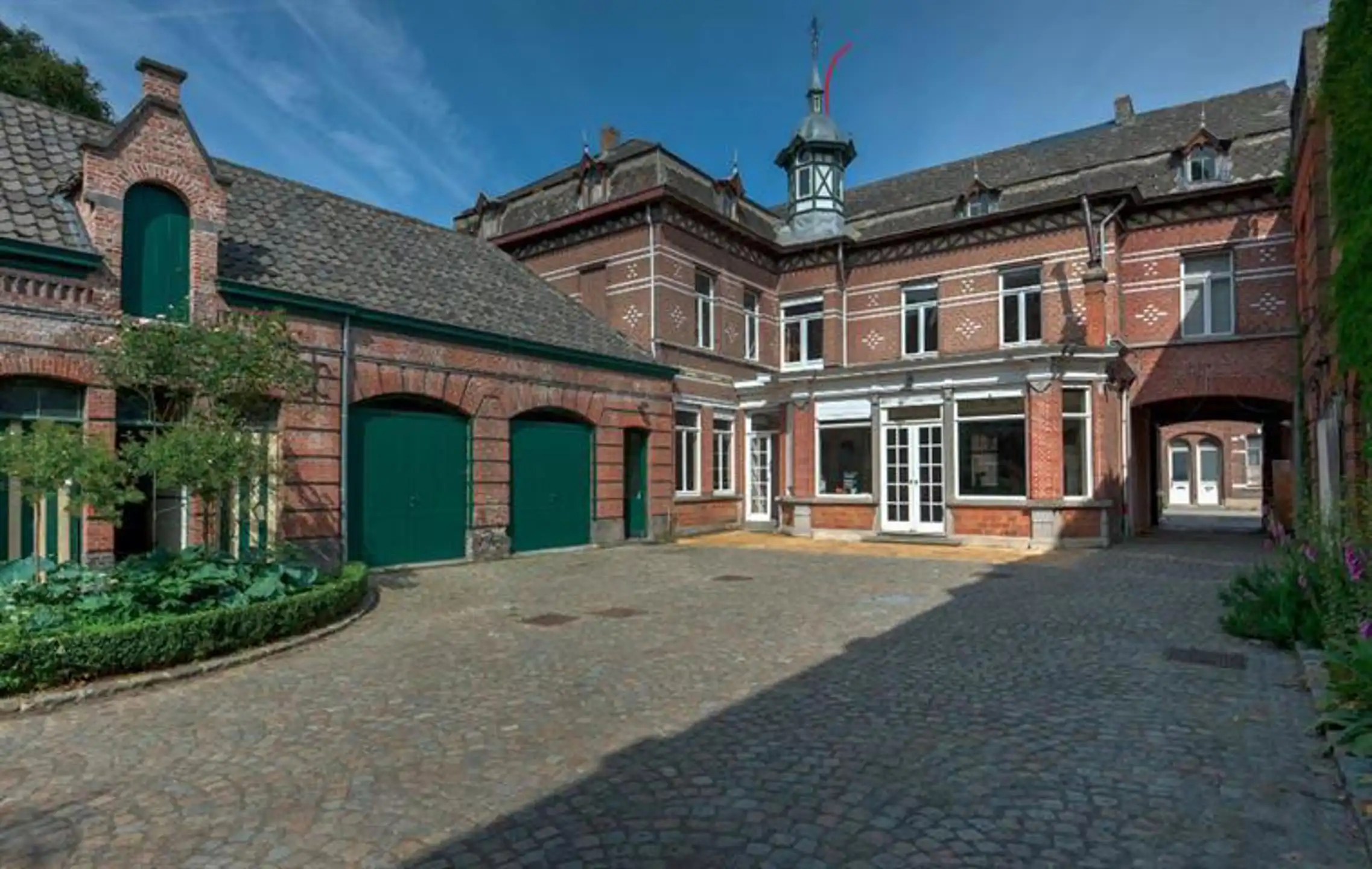 Imposante neoclassicistische herenwoning met 7 slpk., 2 badk. op 59 are 51 ca foto 2