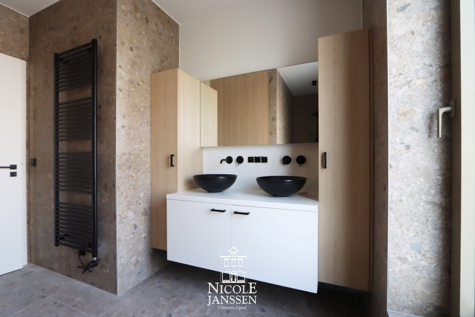 Penthouse met terras en  twee autostandplaatsen foto 10