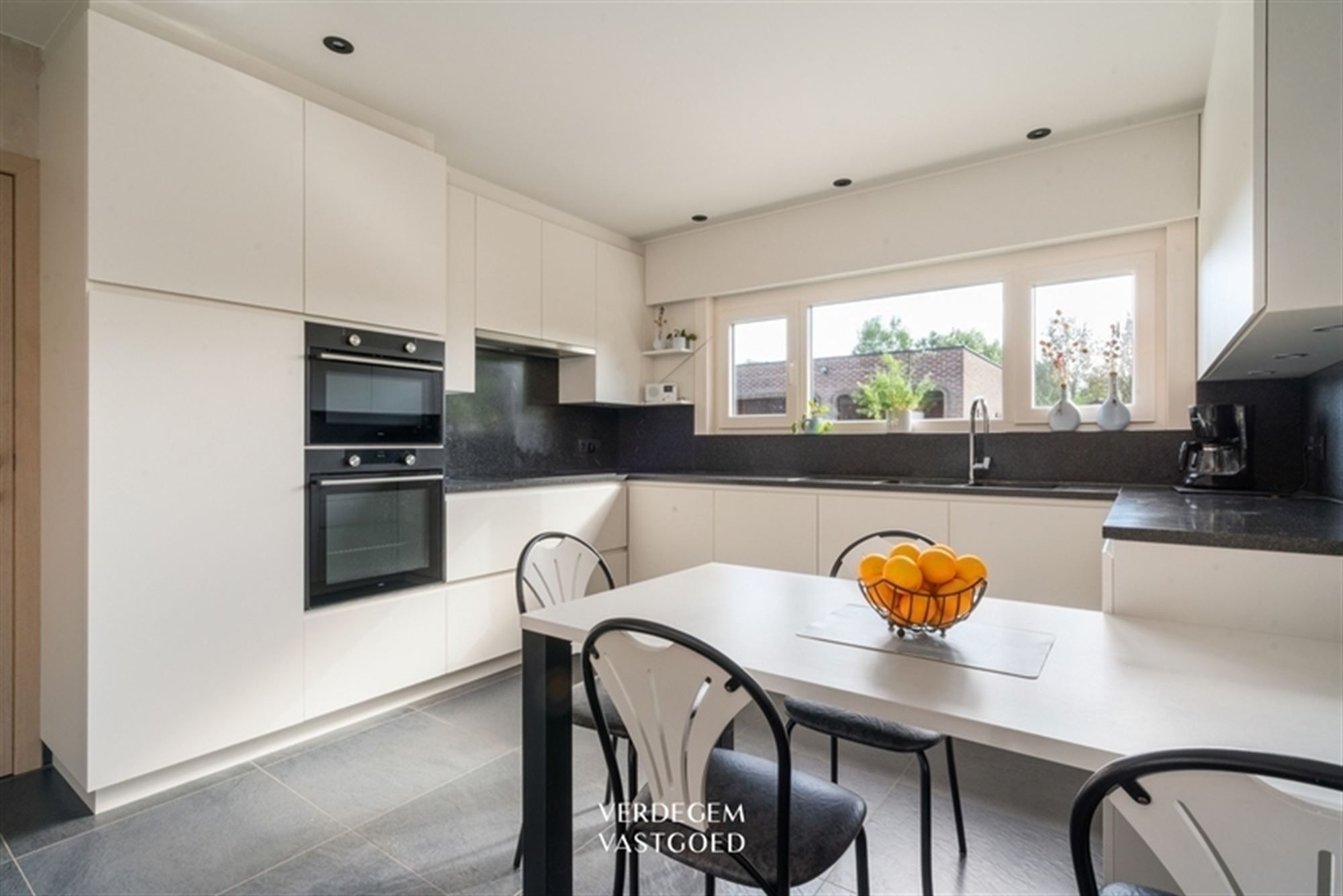 Prachtige villawoning in landelijke stijl met 3 slaapkamers, 3 garages en geniettuin foto 10