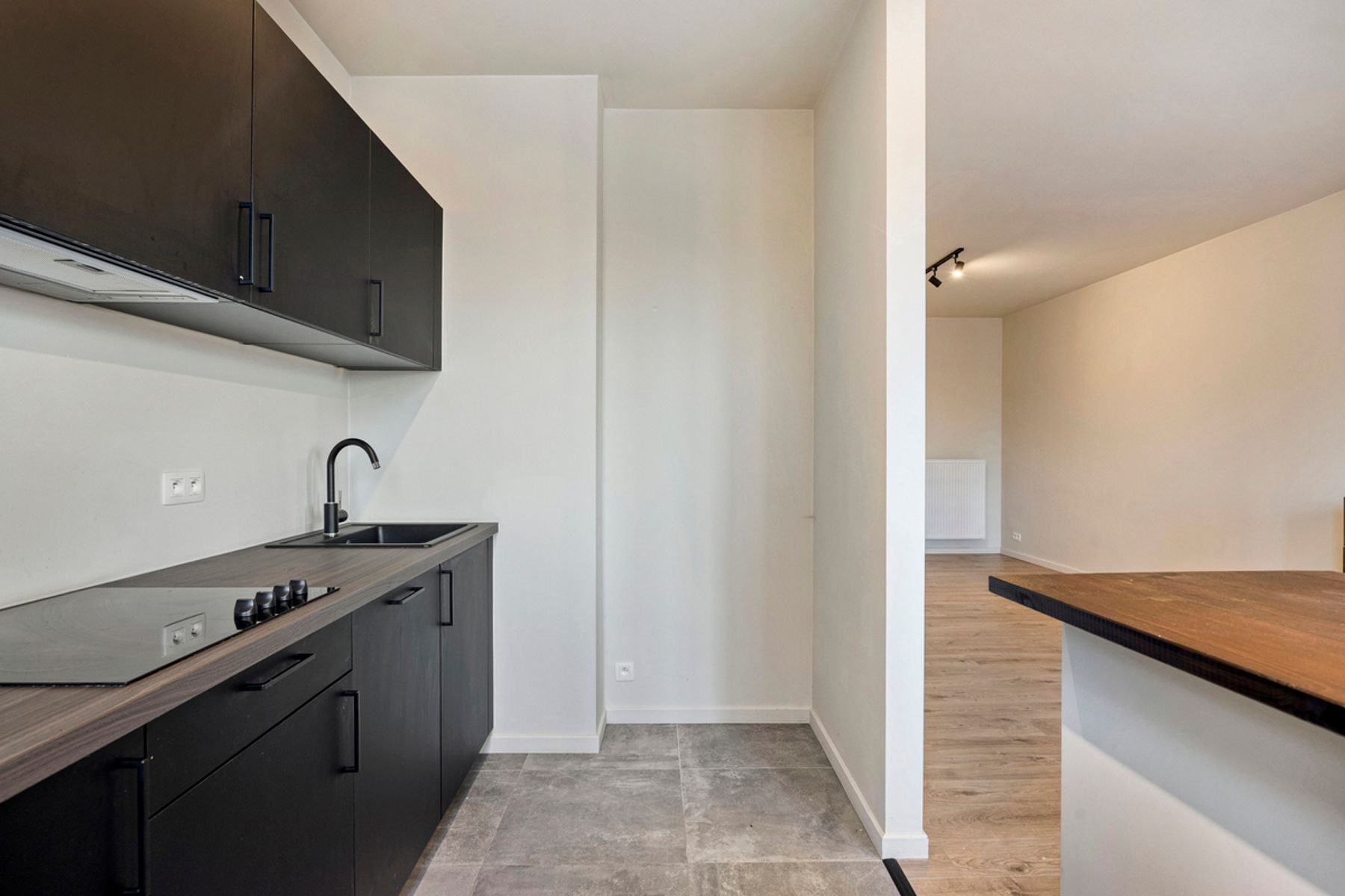 Gerenoveerd appartement met twee slaapkamers en een terras. foto 5