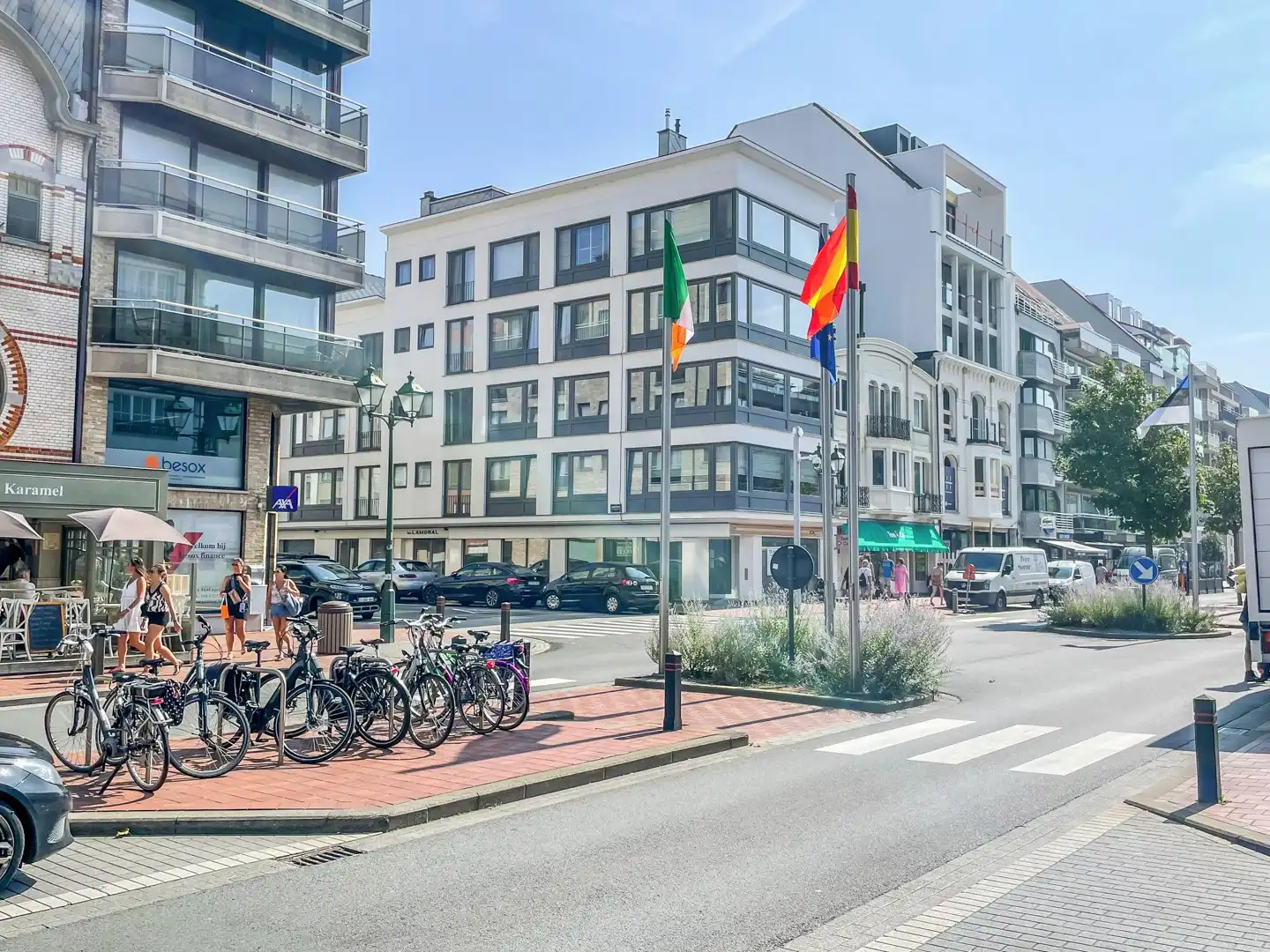 Recent gerenoveerd, lichtvol hoekappartement. Riant zicht op Lippenslaan en Kopsdreef. Mogelijkheid tot aankoop garage op gelijkvloers.  foto 17